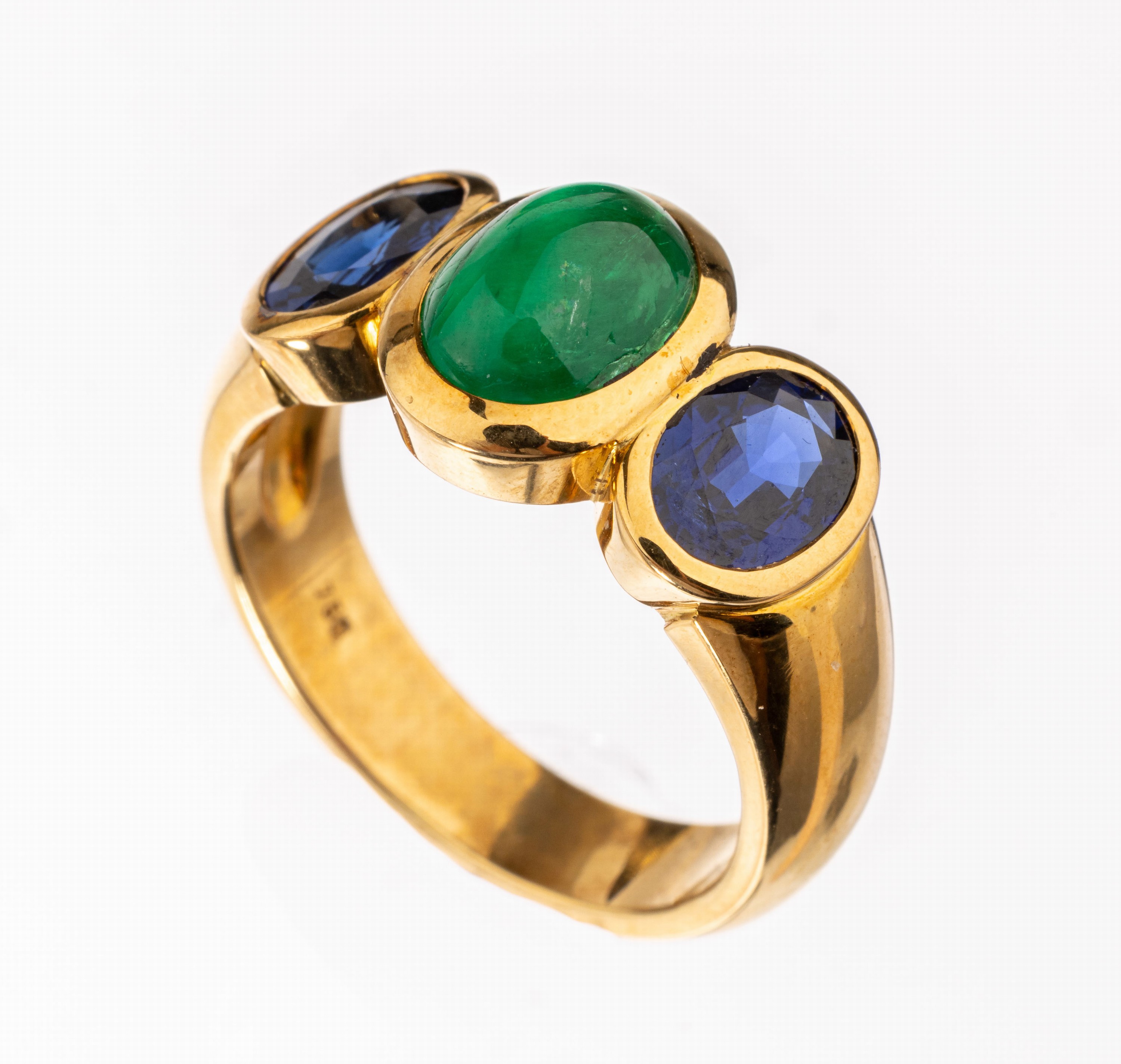 18 kt Gold Smaragd-Saphir-Ring, GG 750/000,mittig ovaler Smaragdcabochon ca. 2.66 ct, seitl. 2 ovalfacett. Saphire zus. ca. 2.03 ct,ausgewählte ...
