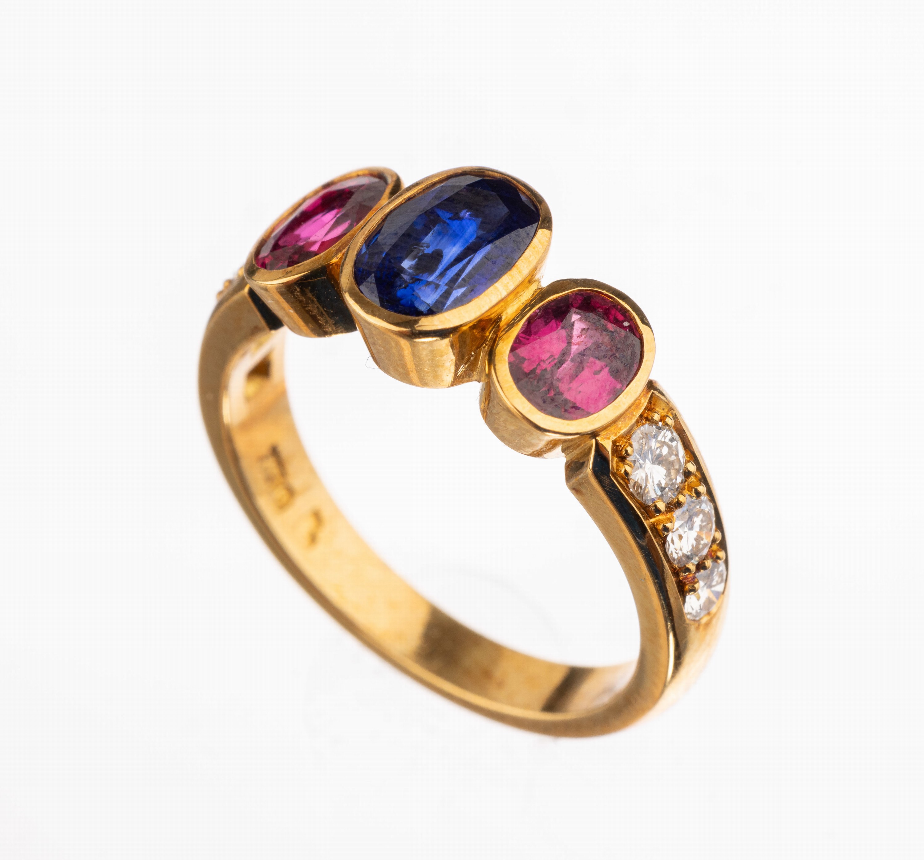 18 kt Gold Saphir-Rubin-Brillant-Ring, GG 750/000, mittig ovalfacett. Saphir ca. 1.20 ct, 2 ovalfacett. Rubine zus. ca. 1.36 ct, ausgewählte ...