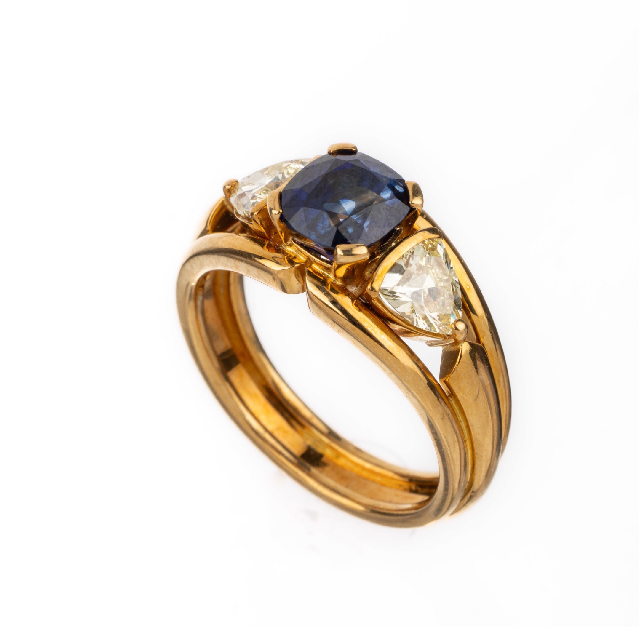 18 kt Gold Saphir-Diamant-Ring, GG 750/000,mittig facett. Saphir-Kissen in sehr schöner Farbe ca. 1.97 ct, 2 Diamanttriangeln zus. ca.0.98 ct ...