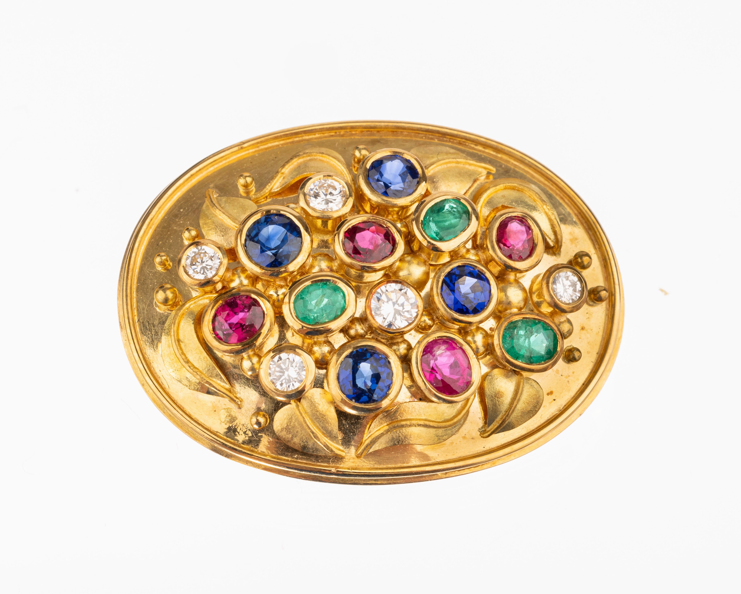 18 kt Gold Farbstein-Brillant-Brosche, GG 750/000, oval mit aufgelegten Blättern, 4 rundfacett. Saphire zus. ca. 1.1 ct, 4 ovalfacett. Rubine zus. ...