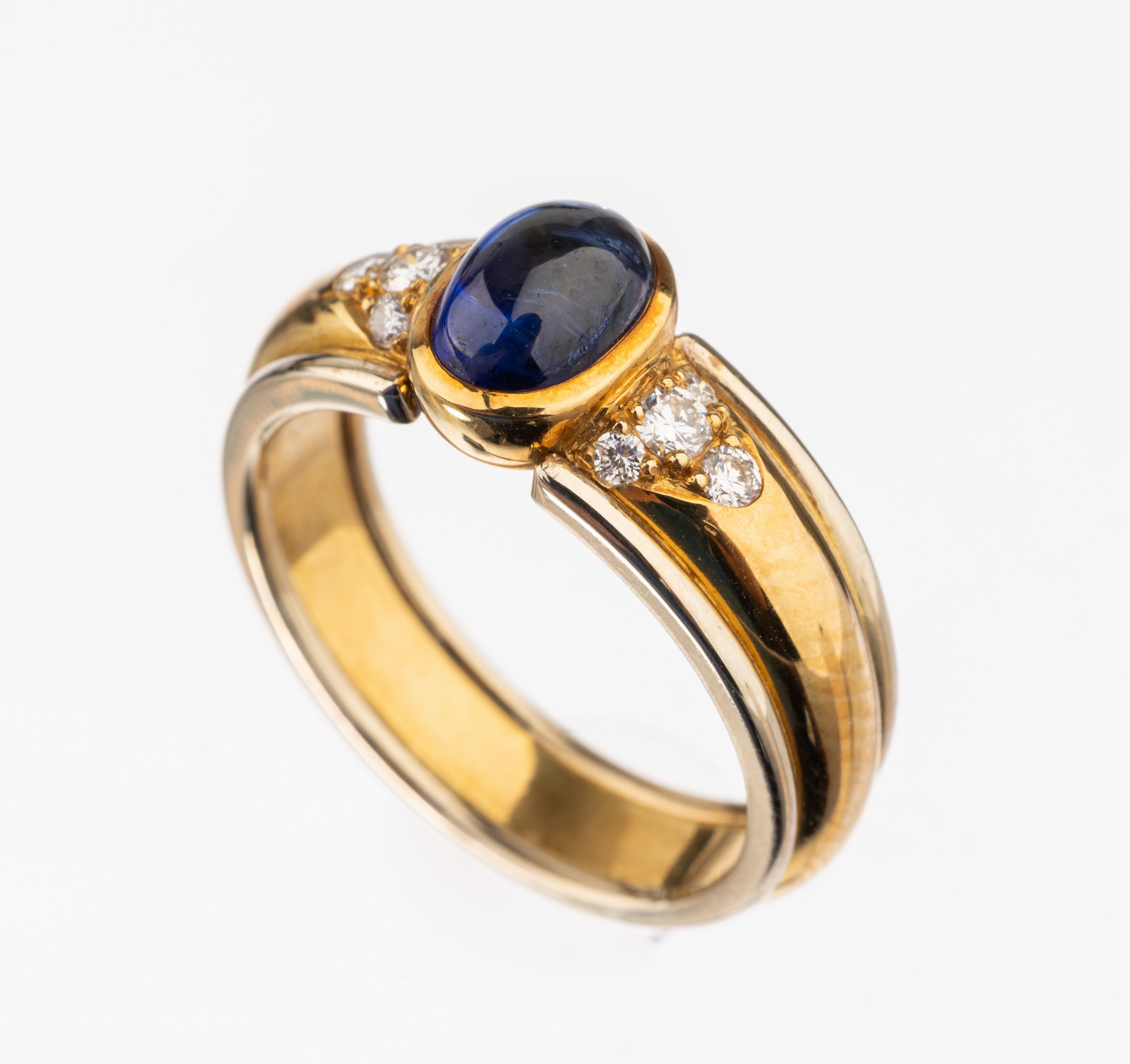 18 kt Gold Saphir-Brillant-Ring, GG/WG 750/000, mittig ovaler Saphir-Cabochon ca. 1.86 ct, 8 Brillanten zus. ca. 0.19 ct feines Weiß/vvs, RW 54, ...