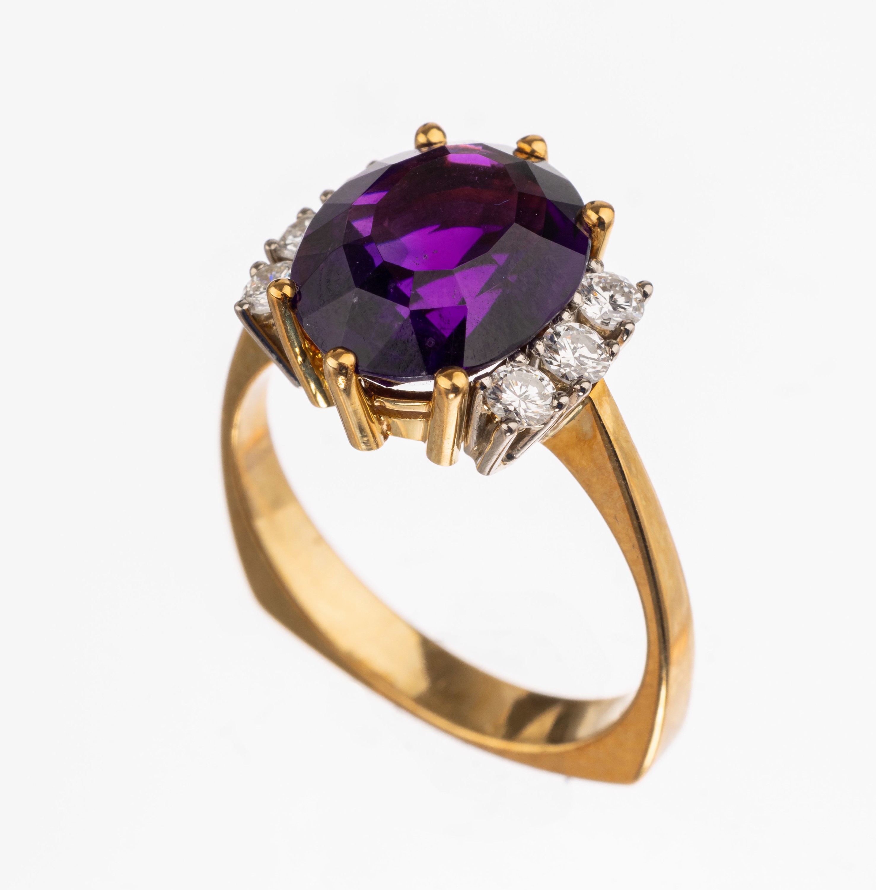 18 kt Gold Amethyst-Brillant-Ring, GG 750/000, mittig ovalfacett. Amethyst von intensiver Farbe ca. 4.50 ct, 6 Brillanten zus. 0.37 ct feines ...