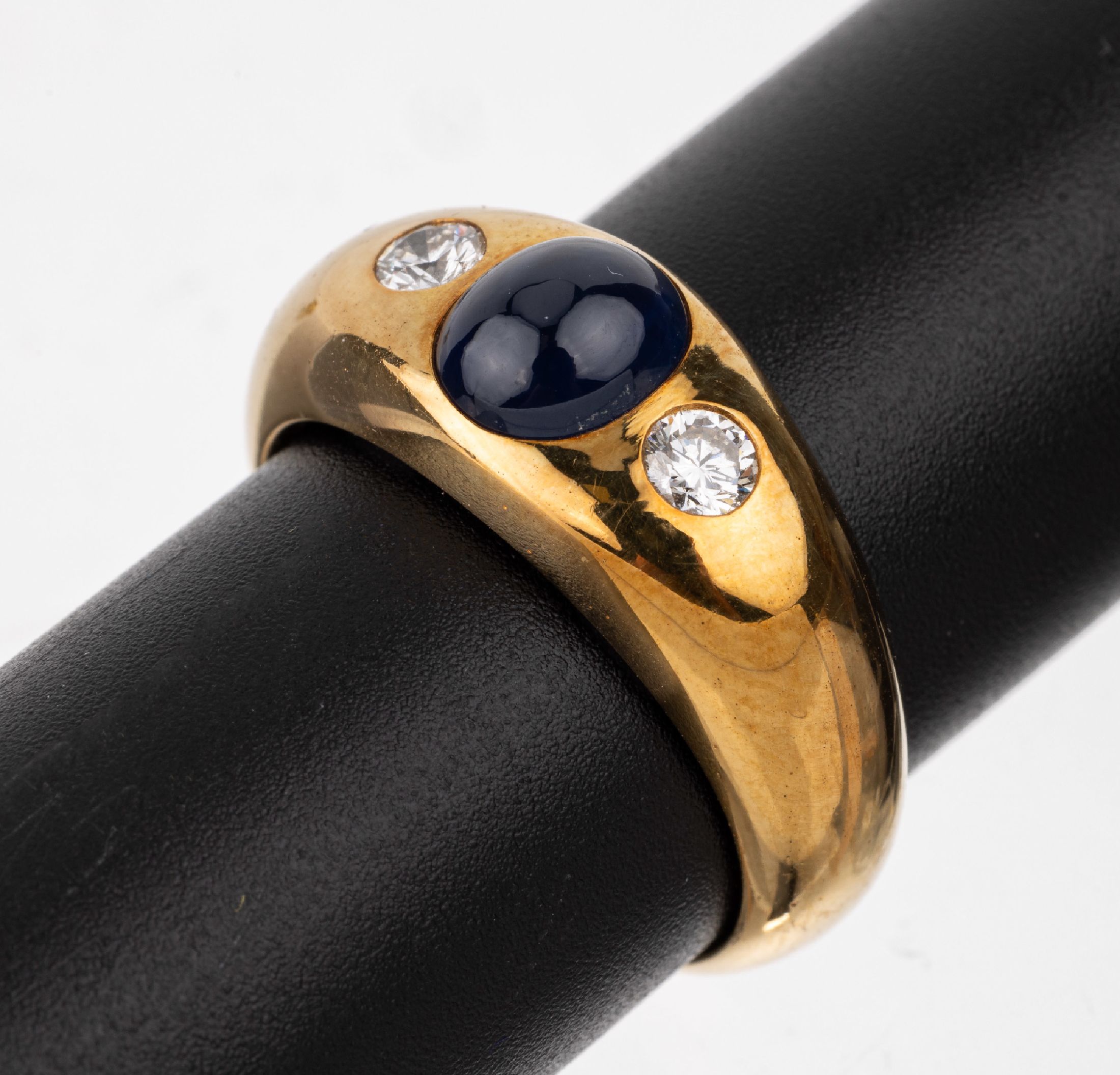 18 kt Gold Saphir-Brillant-Ring, GG 750/000, mittig ovalfacett. Saphir ca. 2.70 ct, 2 Brillanten zus. ca. 0.36 ct feines Weiß/vs, RW 63, ca. 17.1 ...