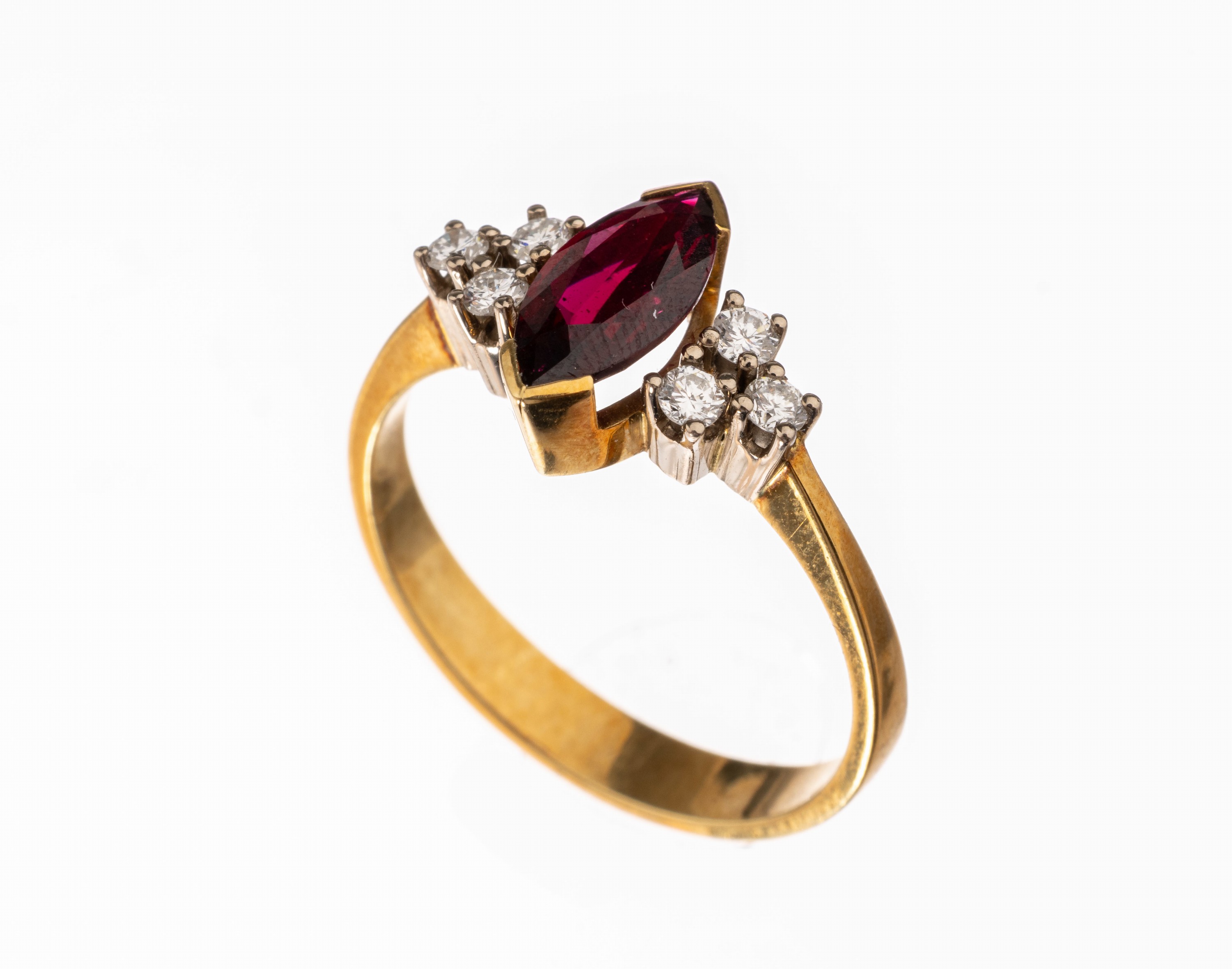 18 kt Gold Rubin-Brillant-Ring, GG 750/000,mittig facett. Rubin-Navette von intensiver Farbe ca. 0.82 ct, 6 Brillanten zus. ca. 0.20 ct feines ...