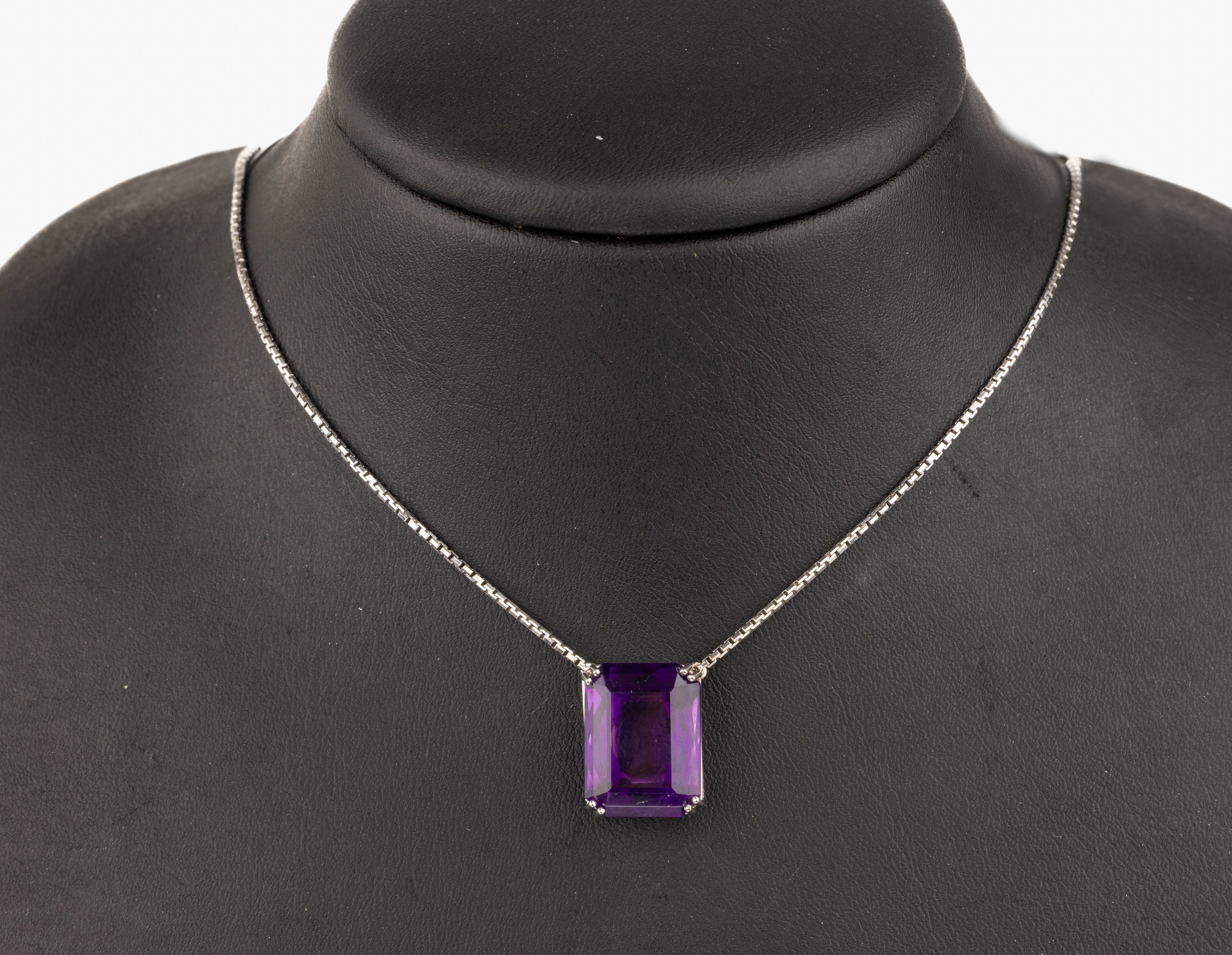 18 kt Gold Amethyst-Collier, WG 750/000, Mittelteil mit Amethyst von intensiver Farbe im Treppenschliff, ca. 17 x 13 mm L. ca. 41 cm, Kastenschloss ...