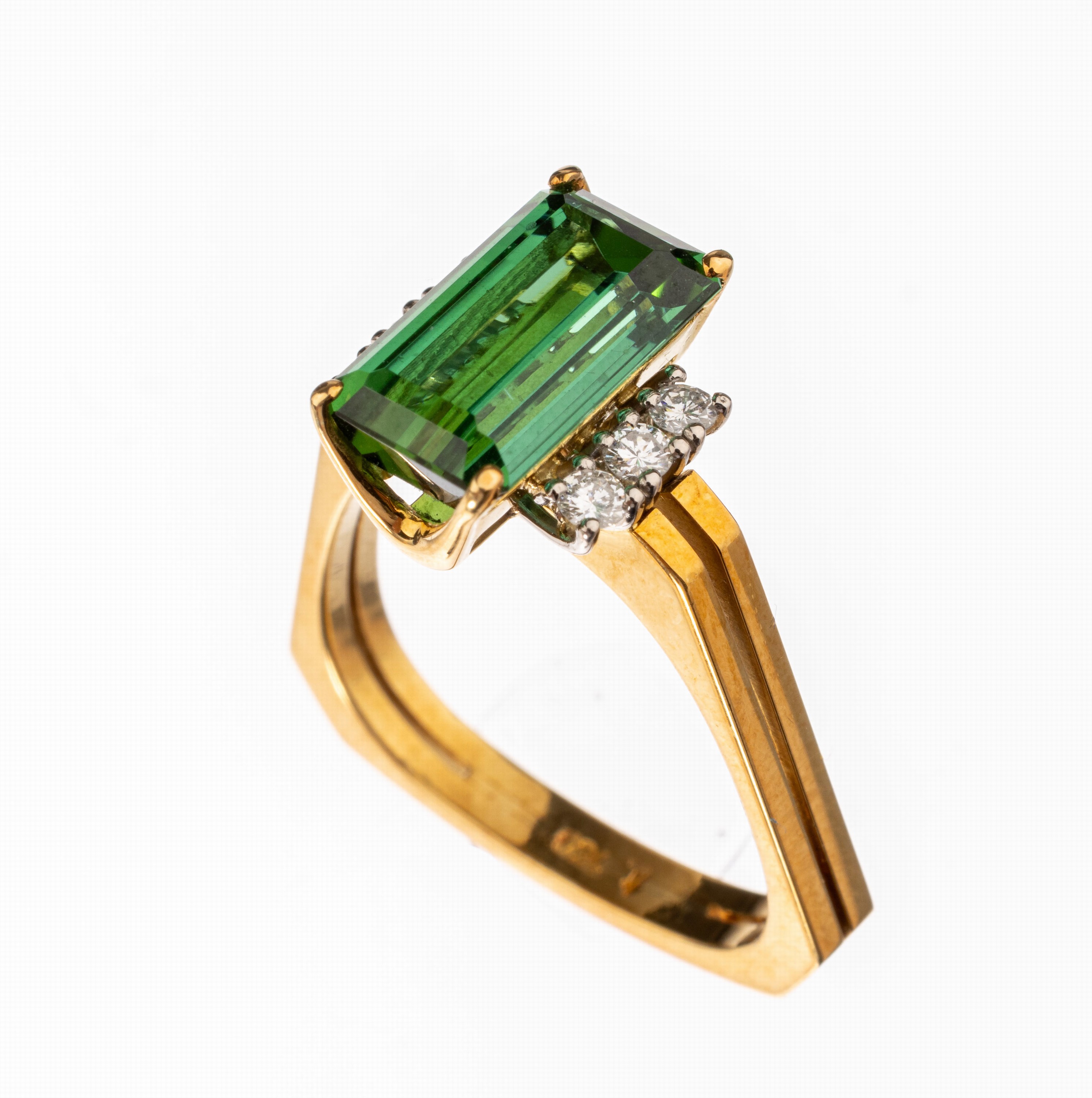 18 kt Gold Turmalin-Brillant-Ring, GG 750/000, mittig erhaben gefasster Verdelith imTreppenschliff ca. 3.34 ct, 6 Brillanten zus. ca. 0.19 ct feines ...