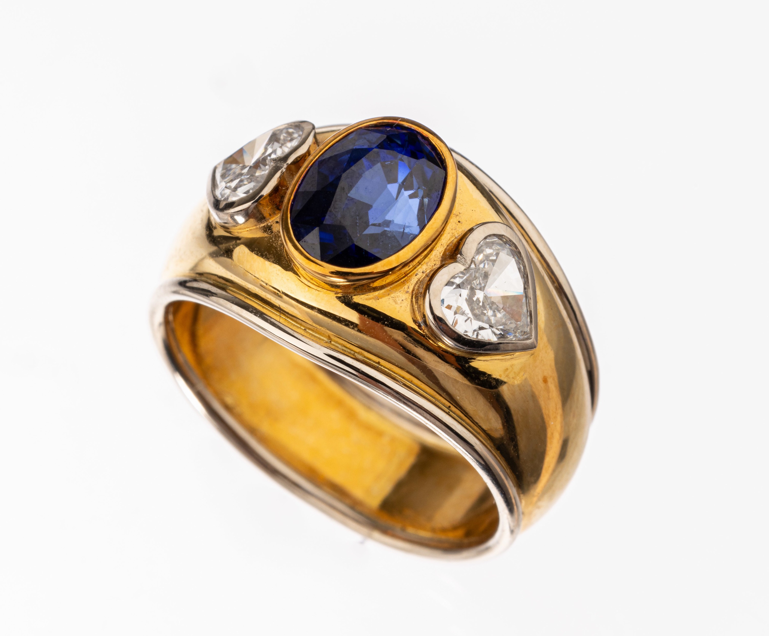 18 kt Gold Saphir-Diamant-Ring, GG 750/000,mittig ovalfacett. Saphir ca. 2.16 ct, seitl. 2 facett. Diamantherzen zus. ca. 0.76 ct Weiß/vs, RW 54, ...