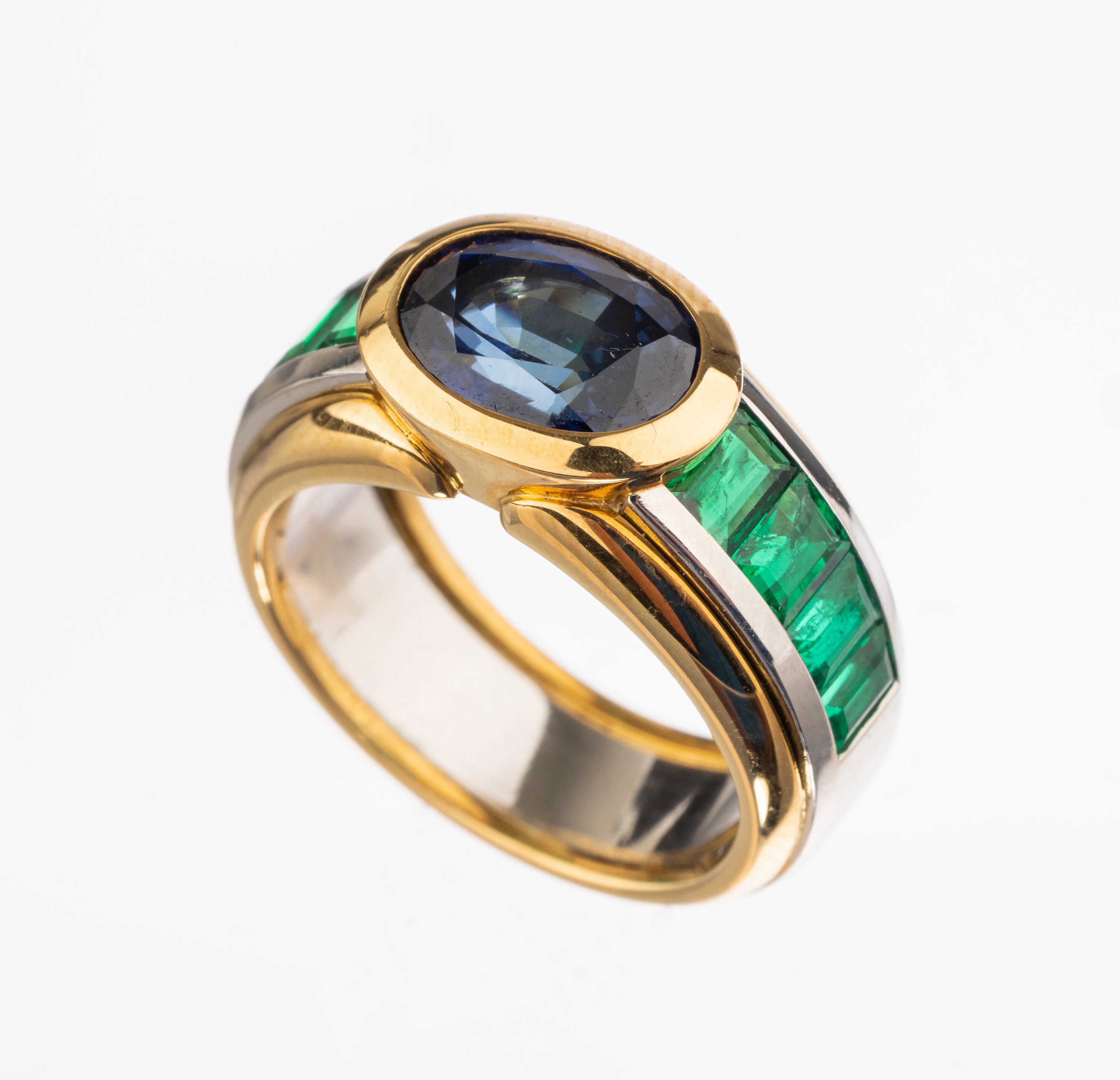 18 kt Gold und Platin Farbstein-Ring, GG 750/000 und Platin, ovalfacett. Saphir ca. 3.08 ct, 8 Smaragd-Cabochons zus. ca. 1.60 ct,Farbsteine von ...