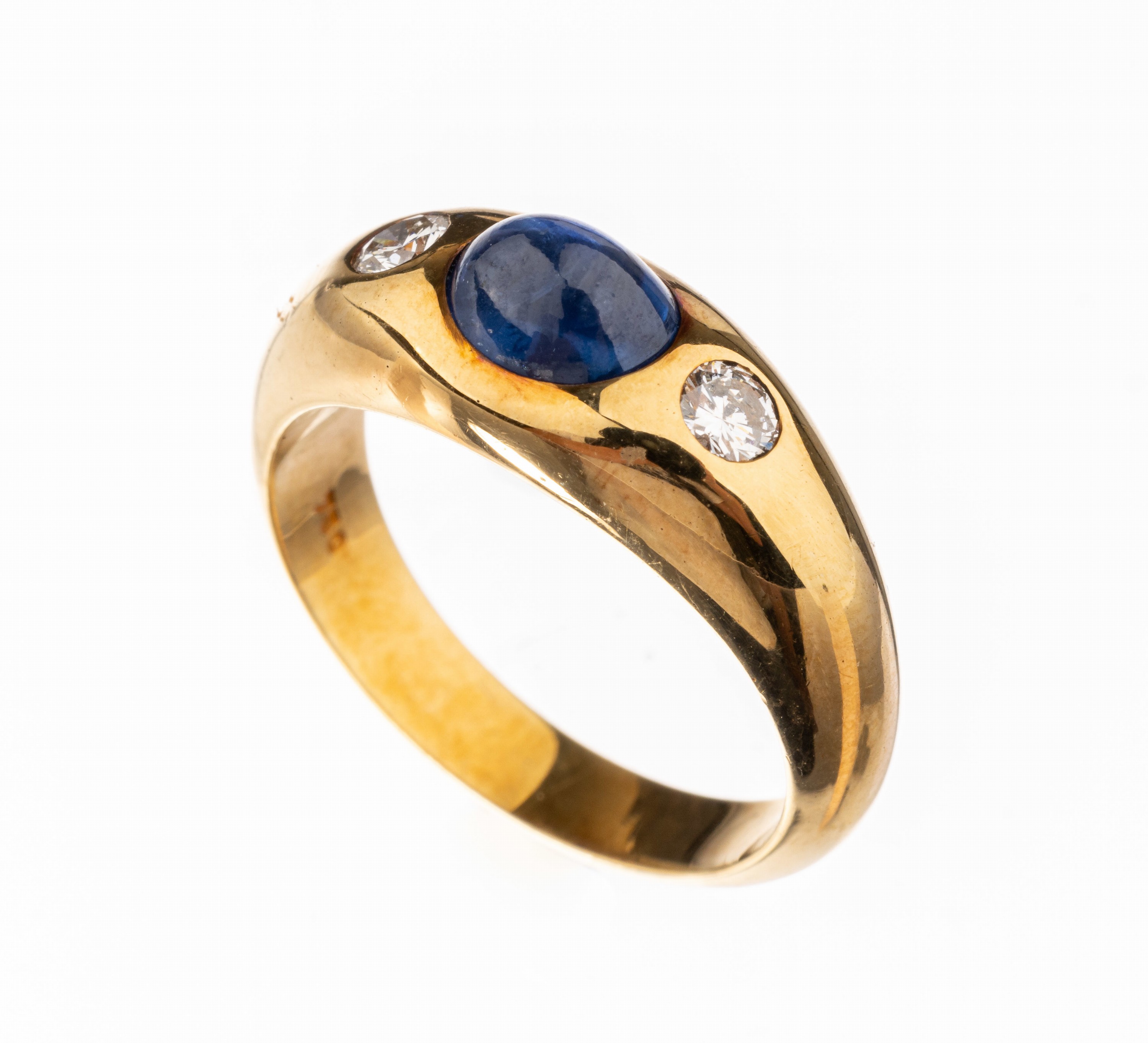18 kt Gold Saphir-Brillant-Ring, GG 750/000, ovaler Saphircabochon ca. 1.55 ct, 2 Brillanten zus. ca. 0.22 ct Weiß/si, ca. 7.9 g, RW 54