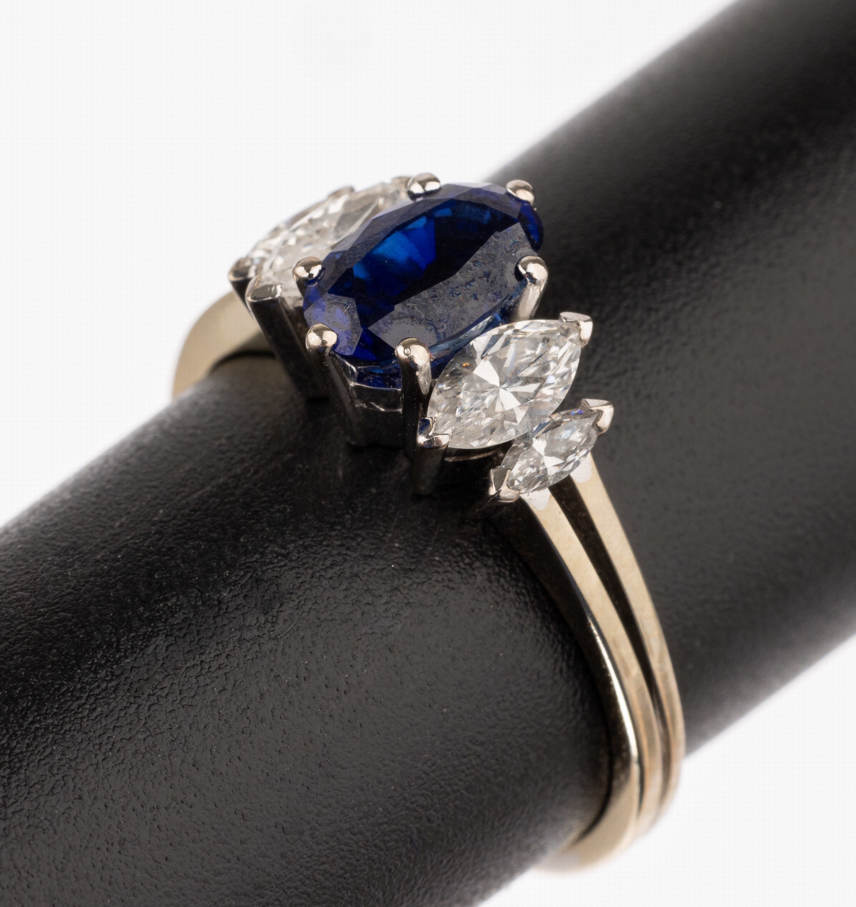 18 kt Gold Saphir-Diamant-Ring, WG 750/000,ovalfacett. Saphir von intensiver Farbe ca. 1.40 ct, 4 Diamant-Navettes zus. ca. 0.58 ct feines Weiß/vs, ...