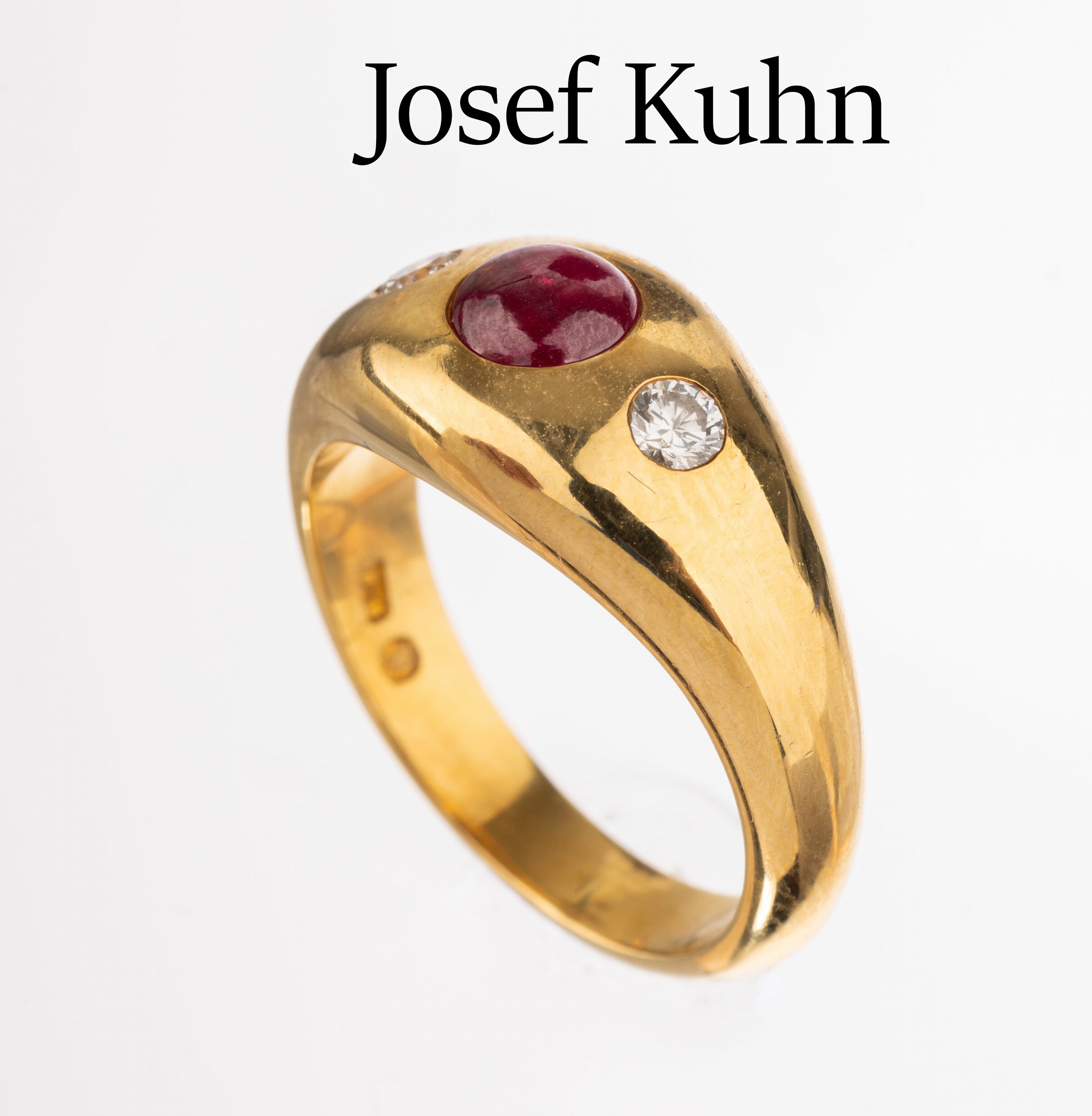 18 kt Gold Rubin-Brillant-Ring, GG 750/000, Meistermarke JOSEF KUHN, runder Rubin-Cabochon ca. 0.83 ct, 2 Brillanten zus. ca. 0.19 ct Weiß/lr-vvs, ...