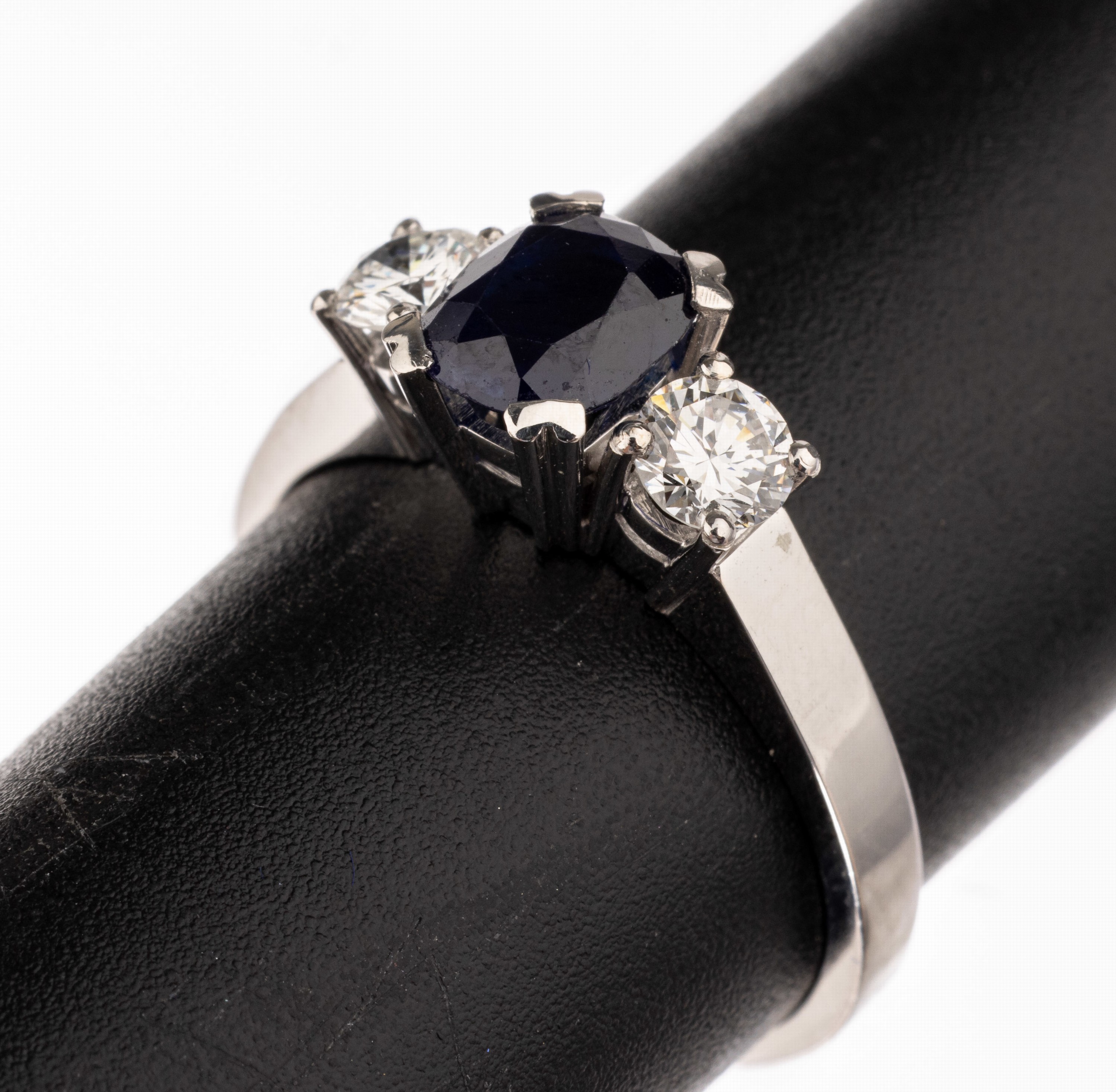 18 kt Gold Saphir-Brillant-Ring, WG 750/000, ovalfacett. Saphir ca. 1.20 ct, 2 Brillanten zus. ca. 0.44 ct feines Weiß/vvs,ca. 3.9 g, RW 55