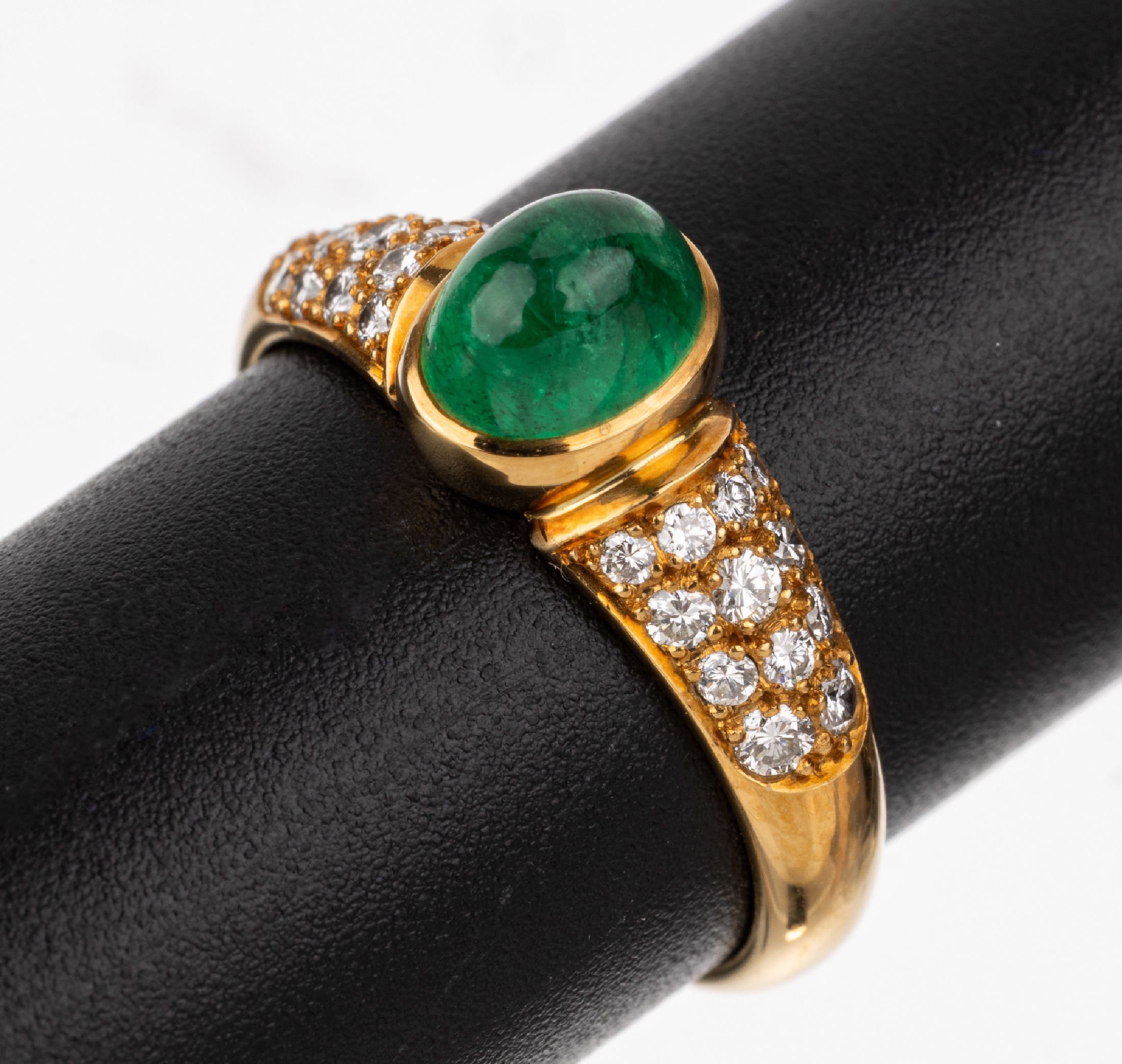 18 kt Gold Smaragd-Brillant-Ring, GG 750/000, hoher ovaler Smaragd-Cabochon ca. 1.27 ct, 24 Brillanten zus. ca. 0.33 ct Weiß/lr-vvs, ca. 4.5 g, RW ...