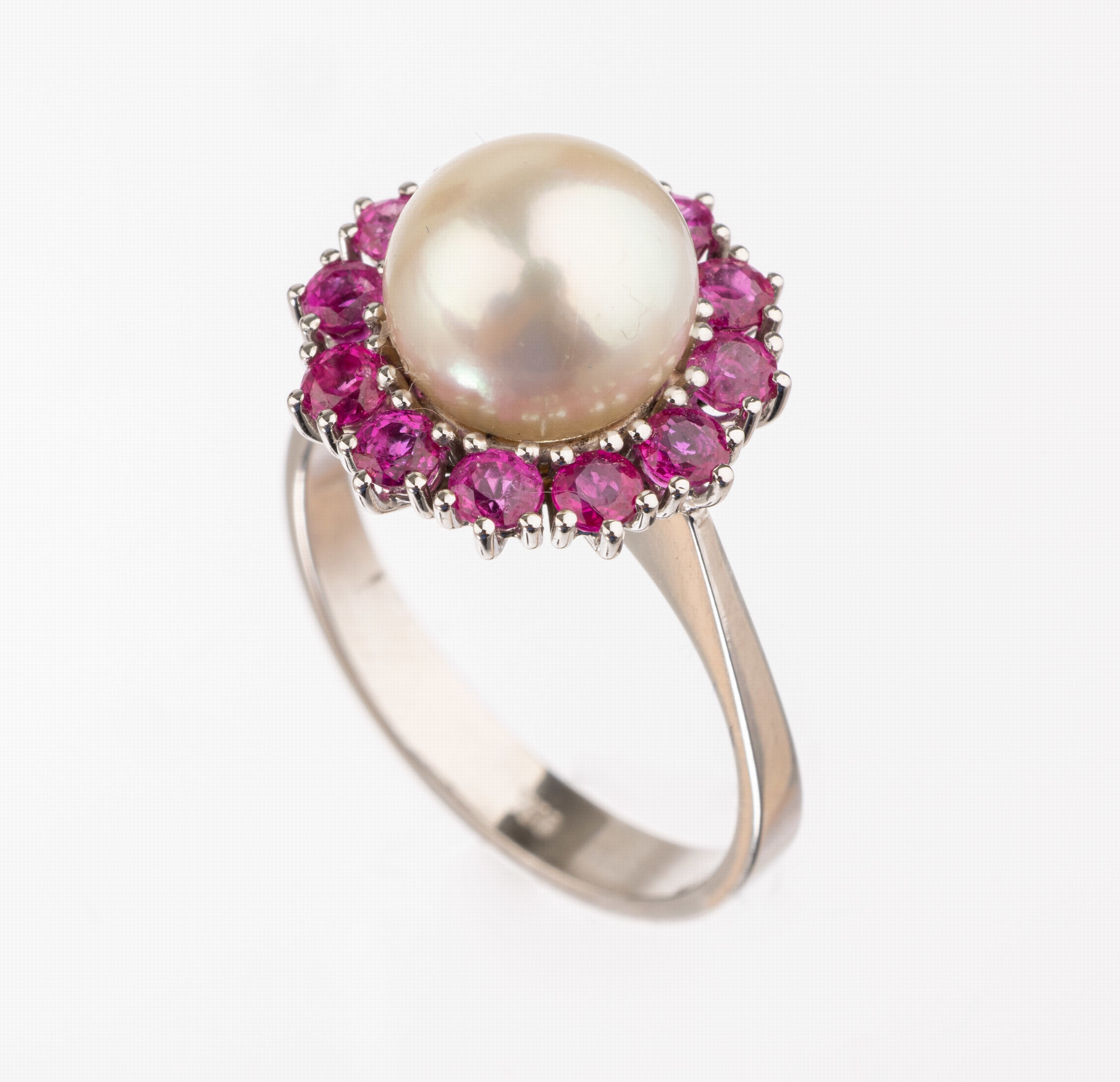 18 kt Gold Perl-Rubin-Ring, WG 750/000, cremefarb. Zuchtperle D. ca. 9 mm, 12 rundfacett. Rubine zus. ca. 1.37 ct, ca. 5.3 g, RW 55