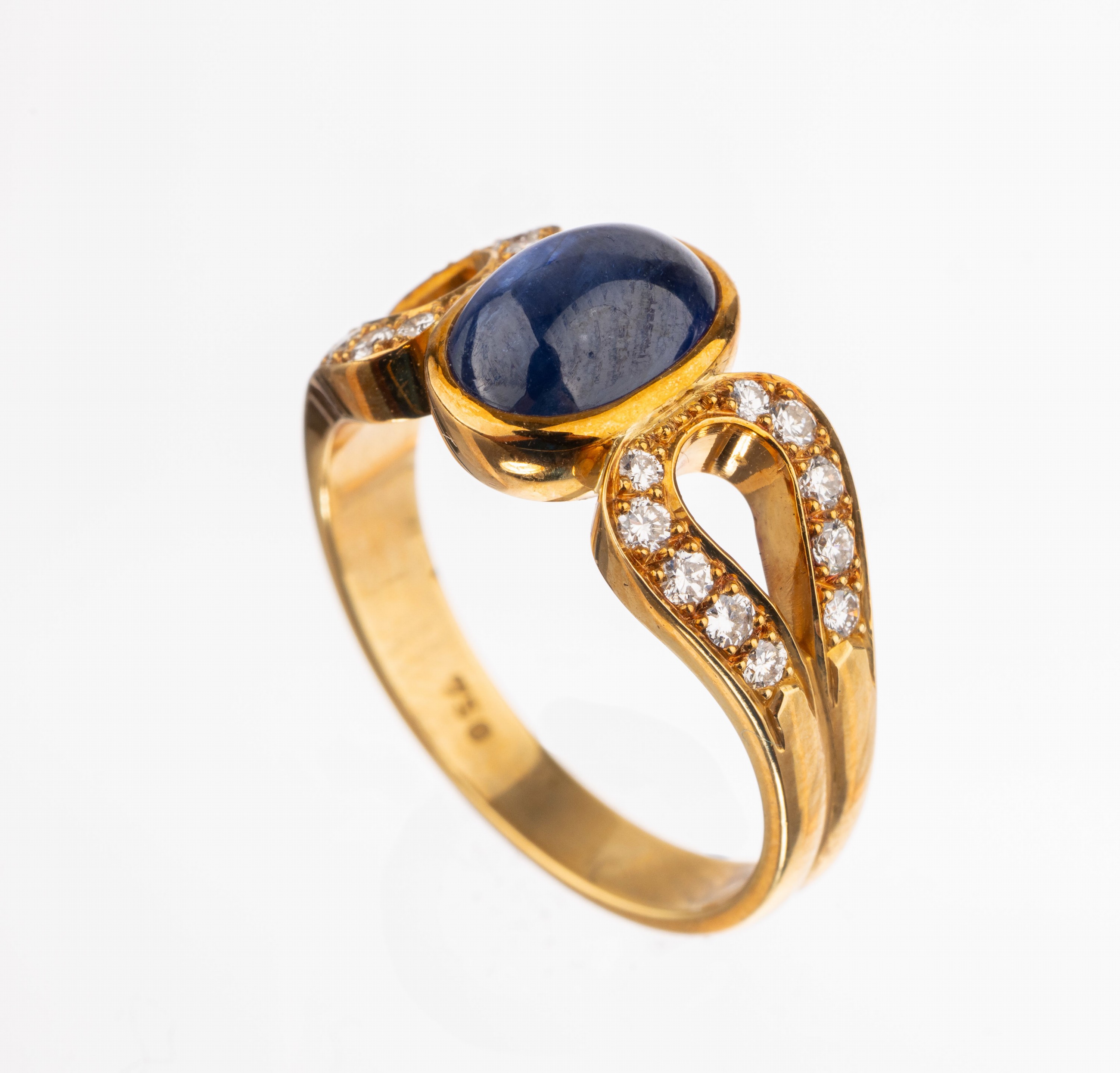 18 kt Gold Saphir-Brillant-Ring, GG 750/000, ovaler Saphircabochon ca. 2.41 ct, 20 Brillanten zus. ca. 0.28 ct feines Weiß/vvs, ca. 5.5 g, RW 55