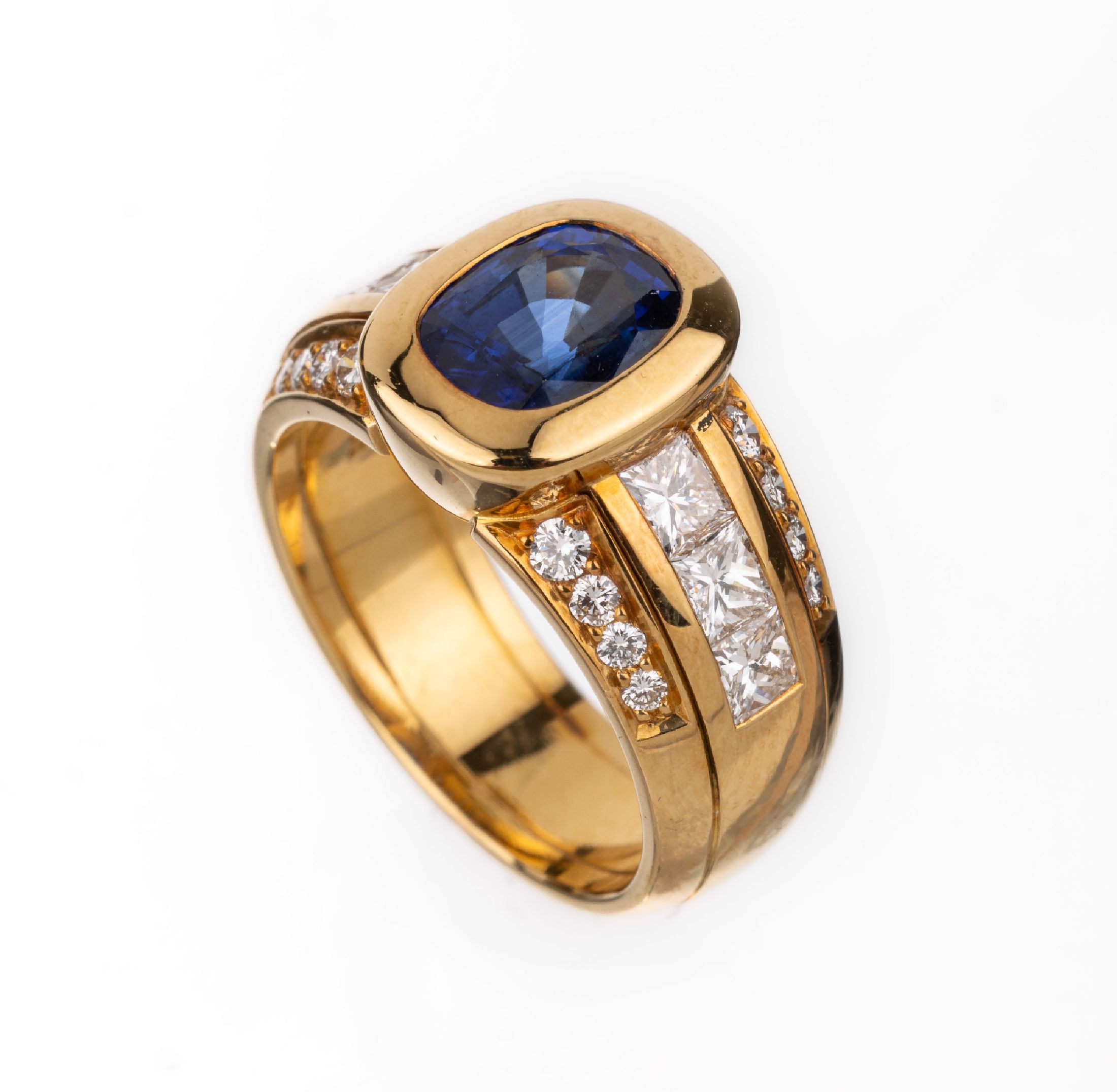 18 kt Gold Saphir-Diamant-Ring, GG 750/000,ovalfacett. Saphir ca. 2.80 ct, 6 Diamanten imPrincess-Cut zus. ca. 1.04 ct feines Weiß/lr, 16 ...