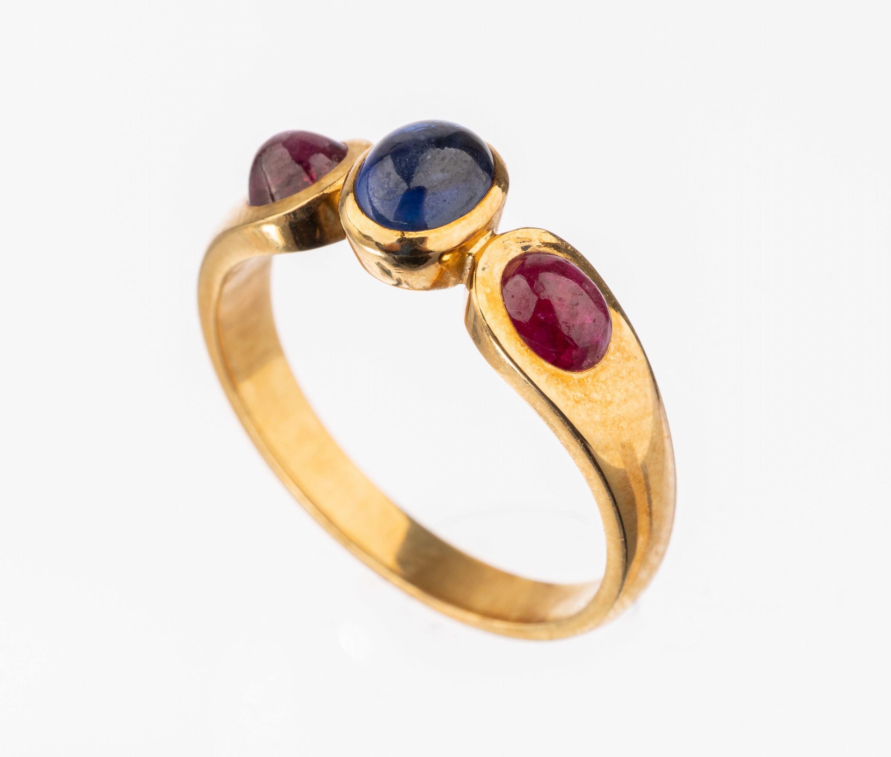 18 kt Gold Farbstein-Ring, GG 750/000, ovaler Saphir-Cabochon ca. 1.04 ct, 2 ovale Rubin-Cabochons zus. ca. 1.06 ct, ca. 4.5 g, RW 54.5