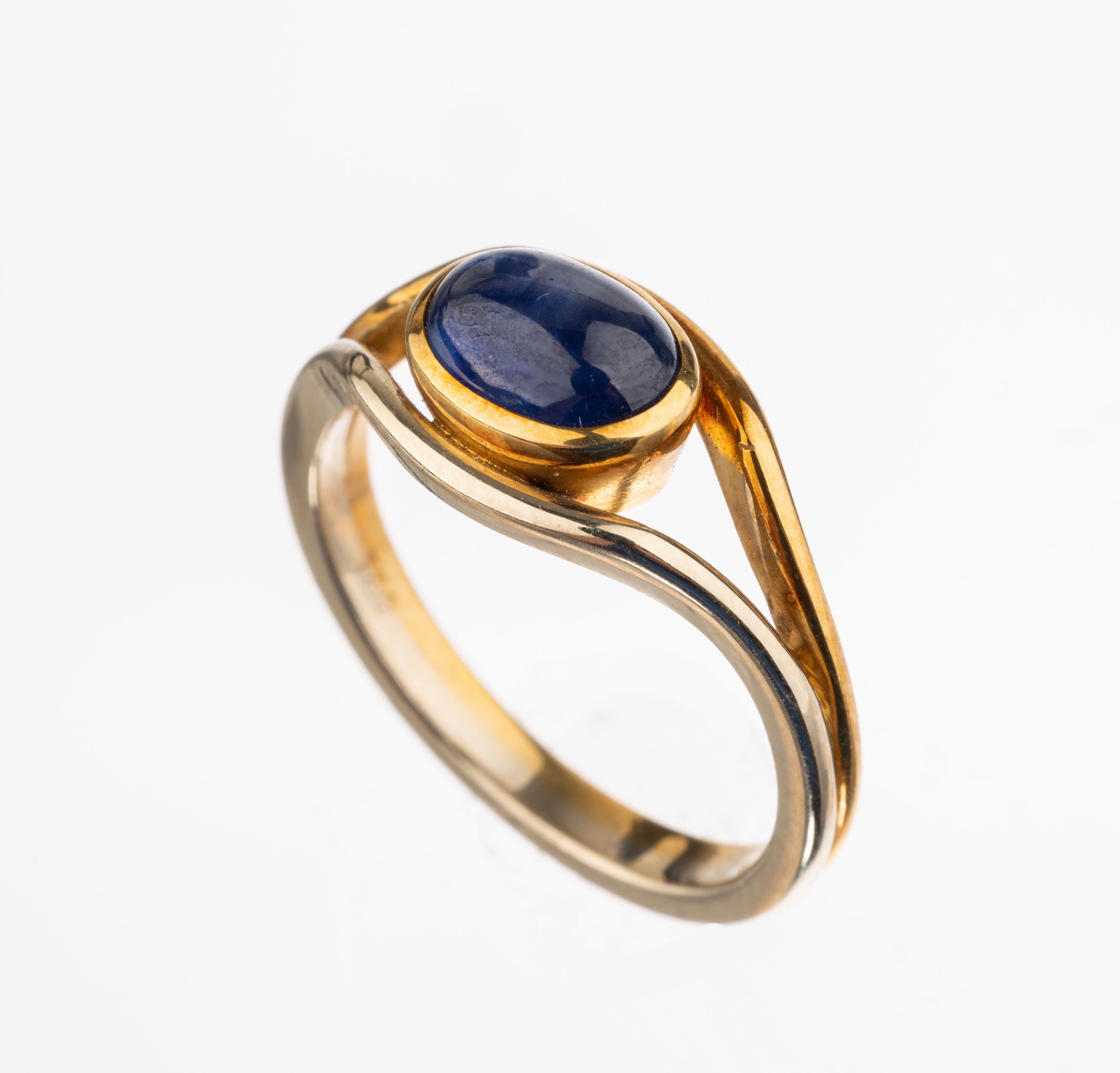 18 kt Gold Saphir-Ring, GG/WG 750/000, ovaler Saphircabochon ca. 1.56 ct, ca. 4.7 g, RW 54