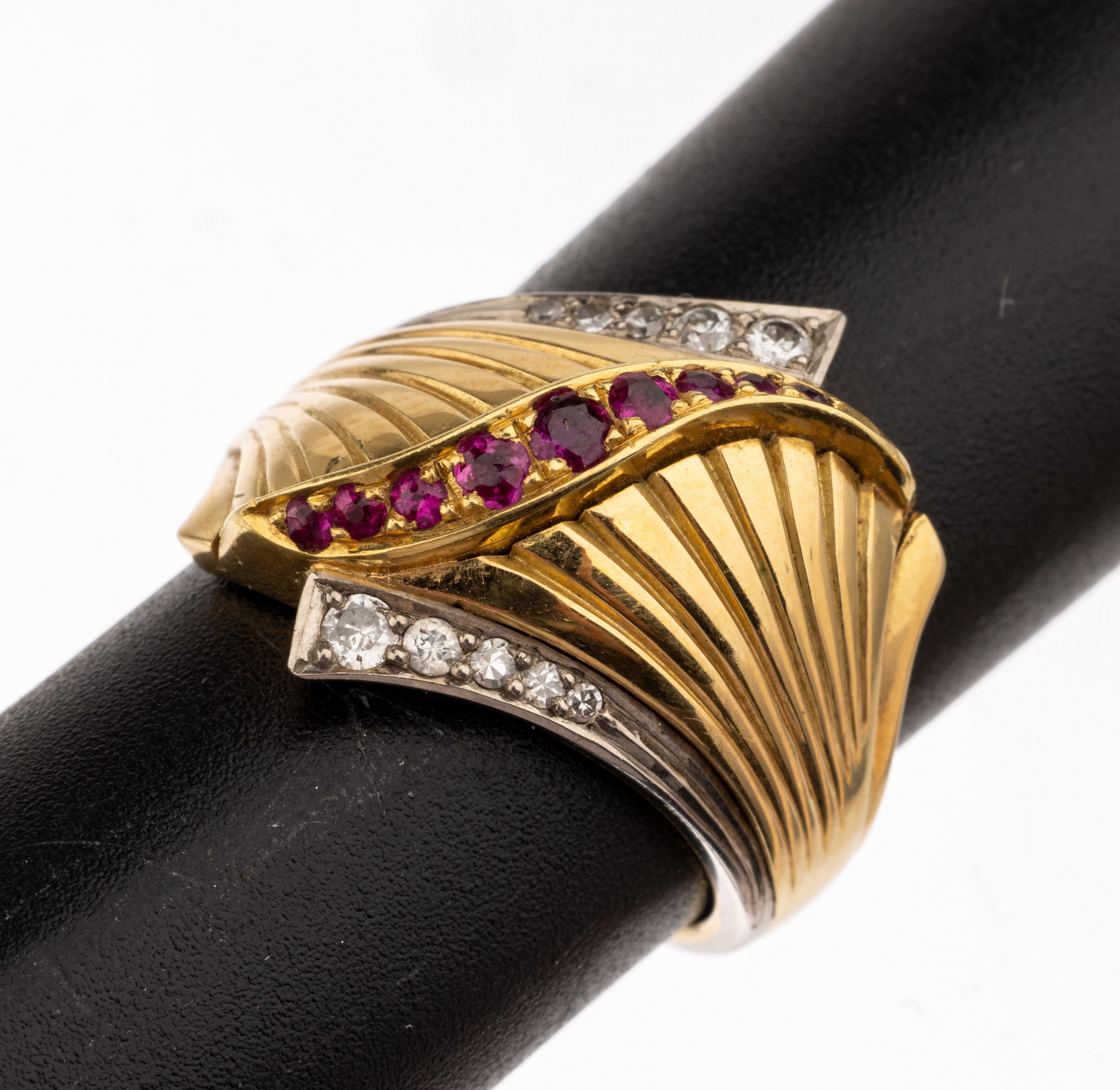 14 kt Gold Rubin-Diamant-Ring, GG/WG 585/000, fächerförmig Aufbau, rundfacett. Rubine und kl. 8/8-Diamanten, ca. 9.3 g, RW 52.5