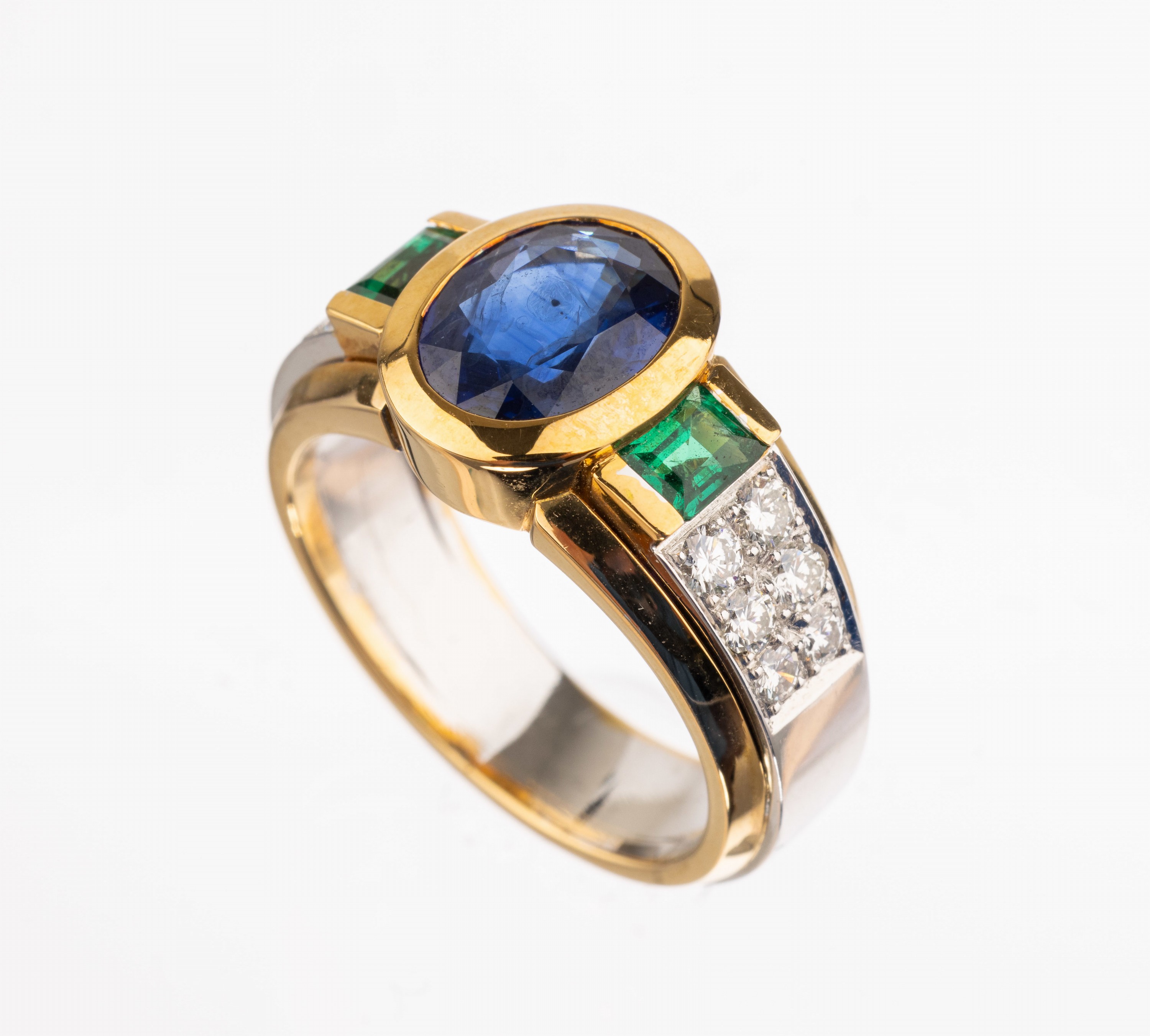 18 kt Gold Farbstein-Brillant-Ring, GG/WG 750/000, ovalfacett. Saphir ca. 2.24 ct, 2 Smaragd-Carrees zus. ca. 0.49 ct, Farbsteinevon intensiver ...