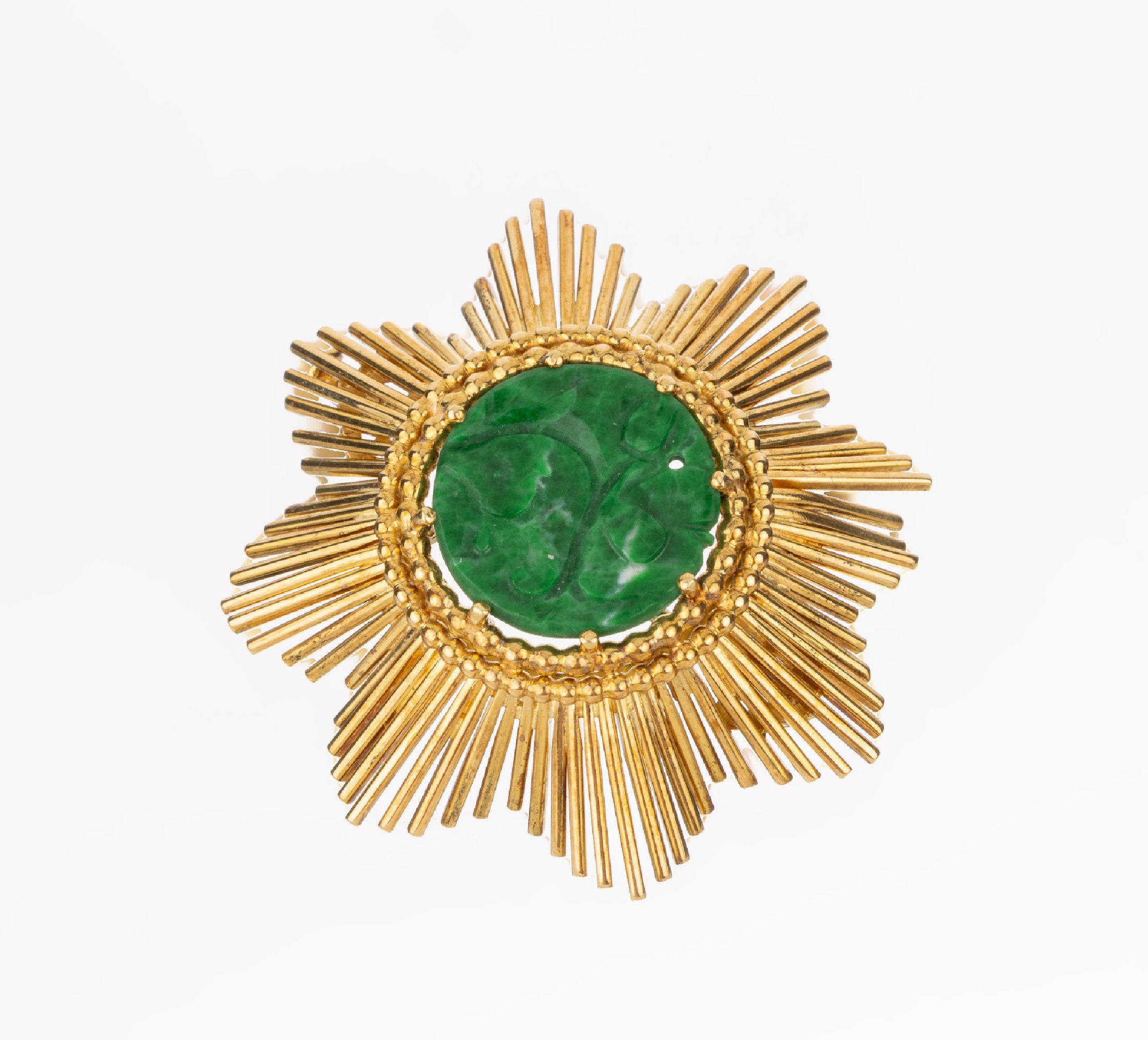 18 kt Gold Jade-Brosche, GG 750/000, Goldstäbe wellenförmig, mittig Jadeeinlage mitBlütengravur (gebohrt), Perlleistenverzierung,ca. 10.1 g, D. ...