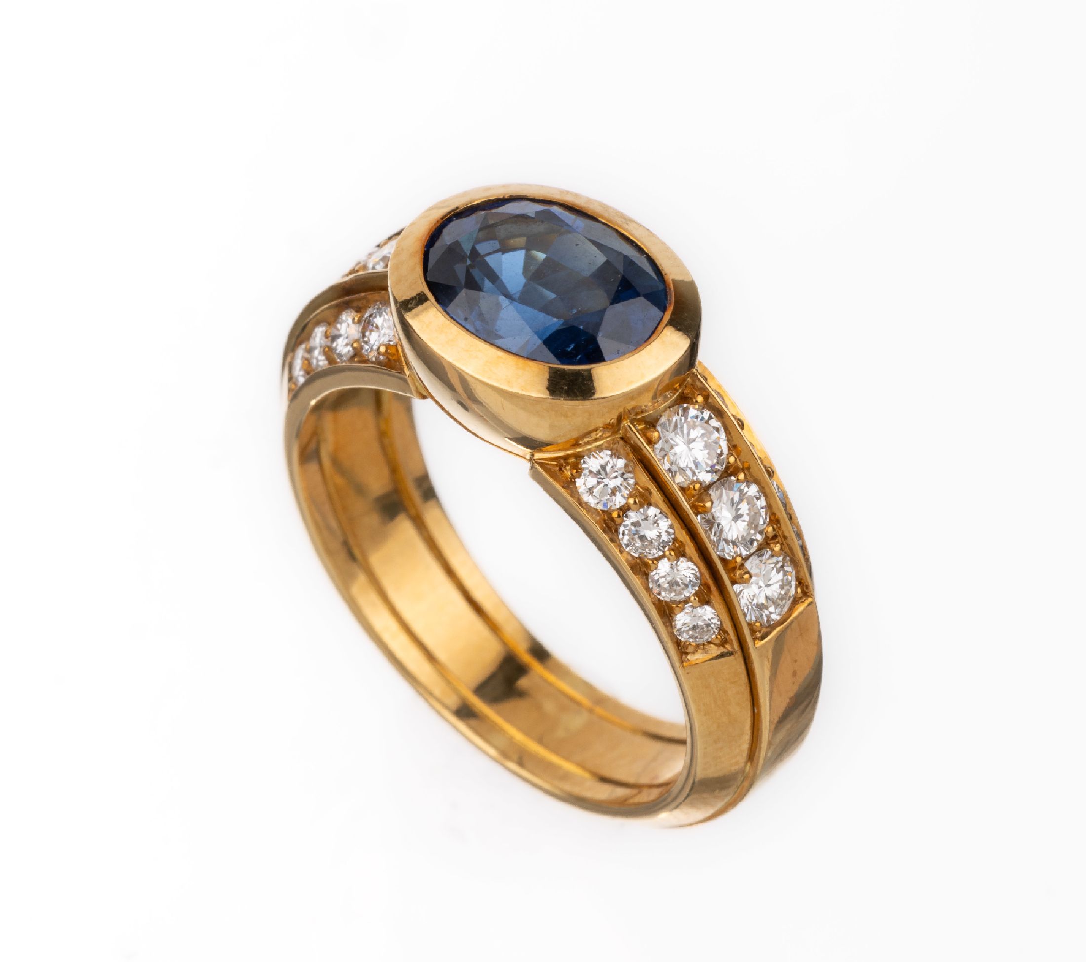 18 kt Gold Saphir-Brillant-Ring, GG 750/000, ovalfacett. Saphir ca. 2.57 ct, 22 Brillanten zus. ca. 0.81 ct feines Weiß/lr- vvs, ca. 9.9 g, RW 55, ...