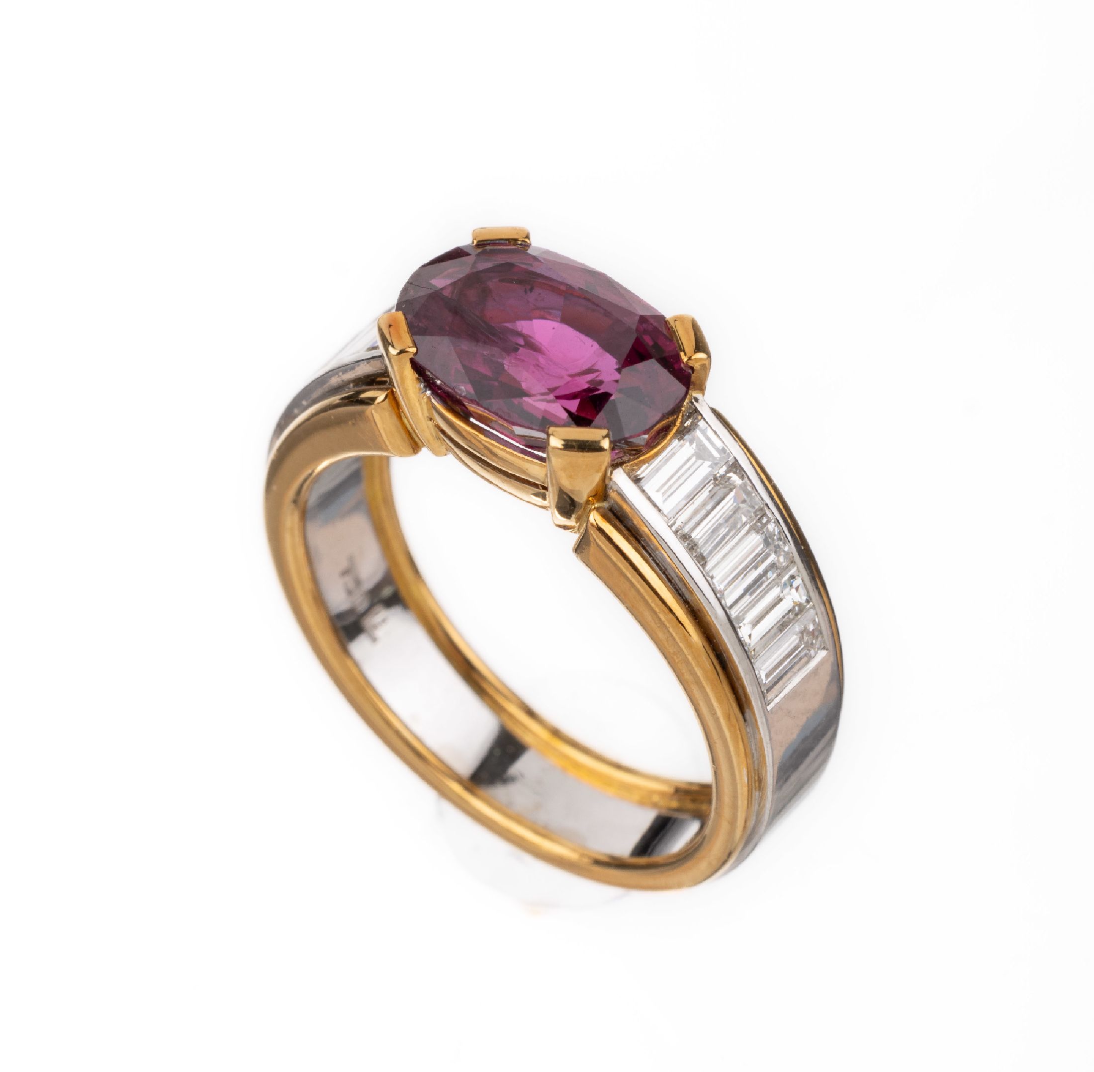 18 kt Gold Rubin-Diamant-Ring, GG/WG 750/000, ovalfacett. Rubin von intensiver Farbe ca. 3.67 ct, 10 Diamant-Baguettes zus. ca. 1.12 ct ...