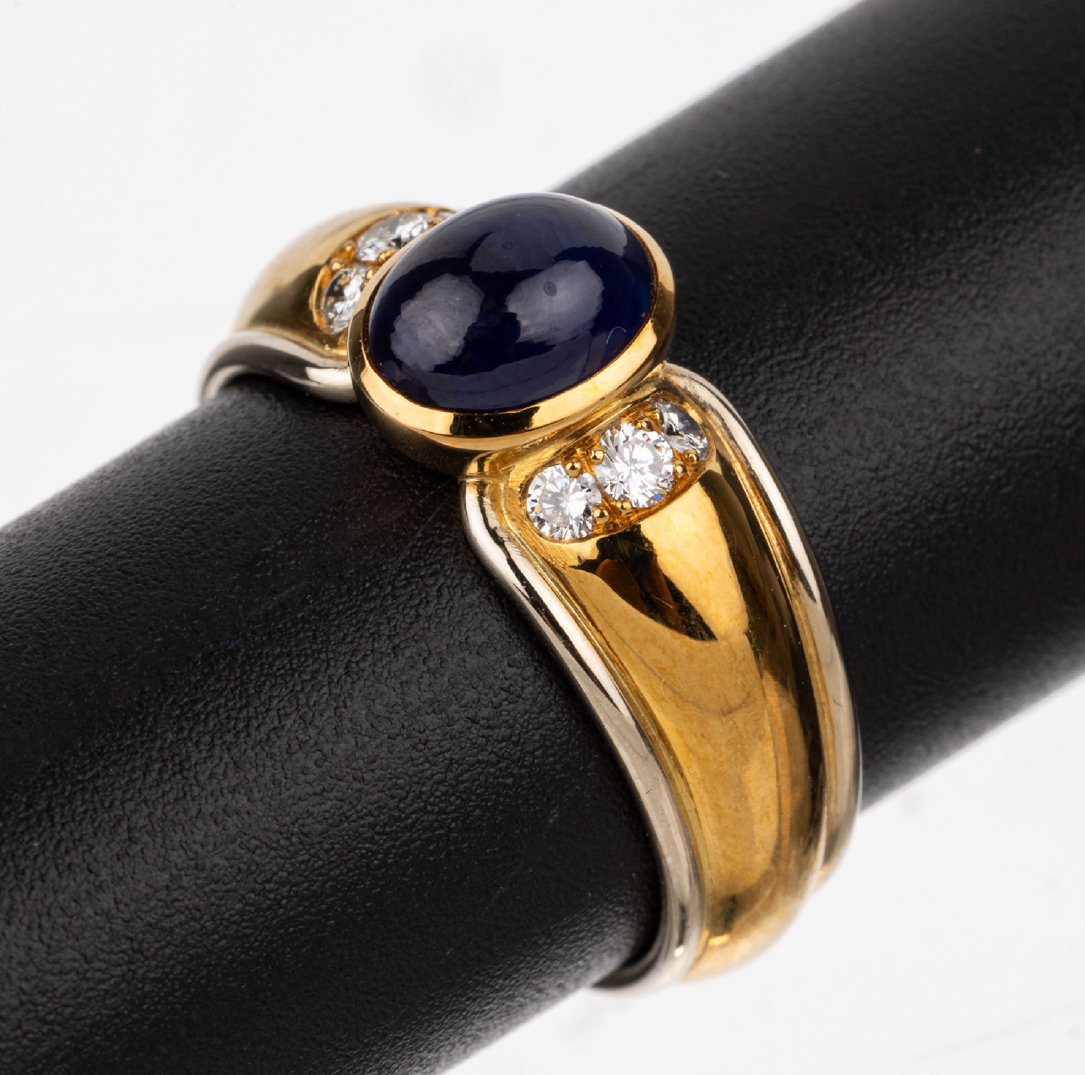 18 kt Gold Saphir-Brillant-Ring, GG/WG 750/000, ovaler Saphircabochon ca. 1.54 ct, 6 Brillanten zus. ca. 0.16 ct feines Weiß/vvs,ca. 7.1 g, RW 54