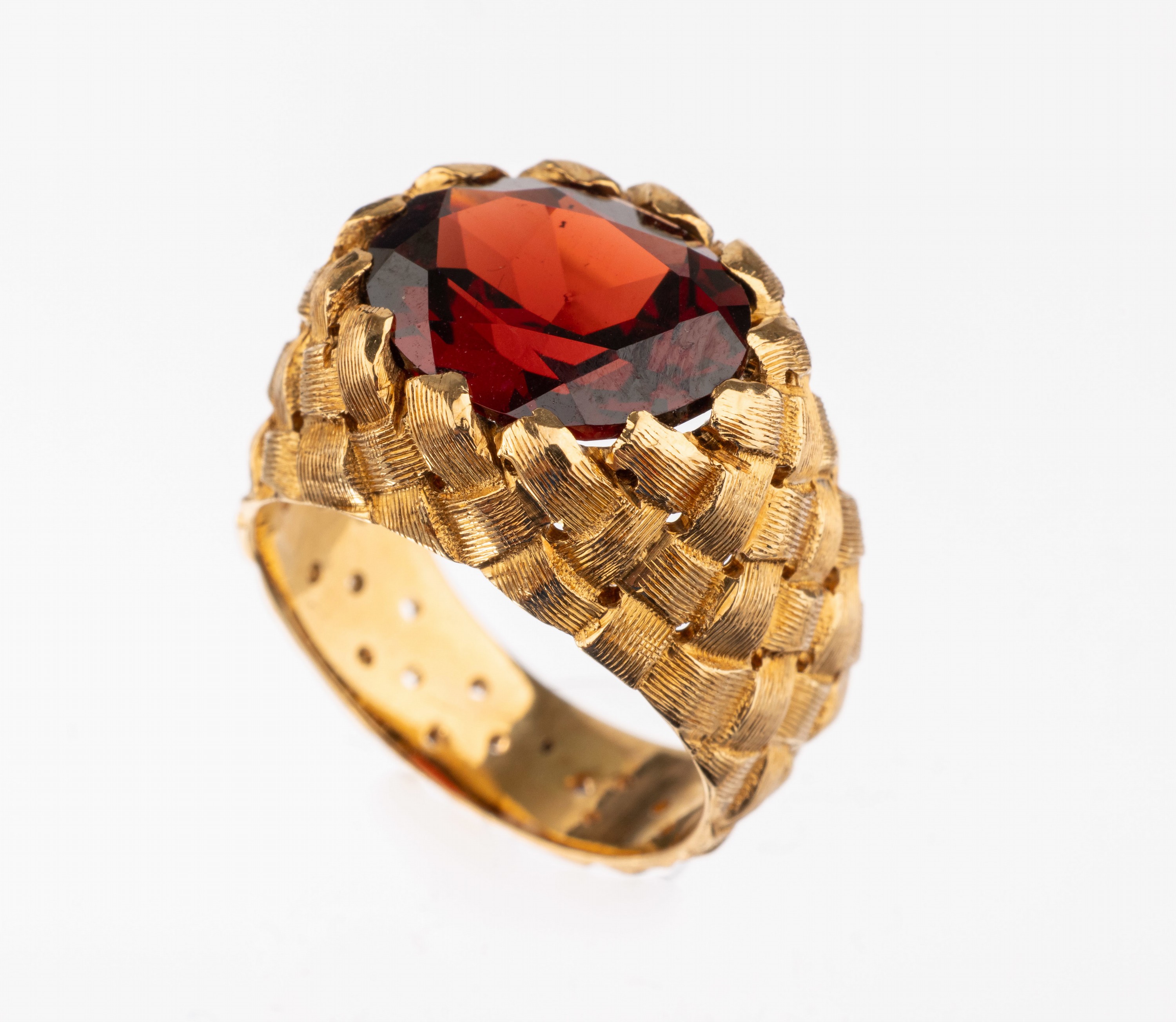18 kt Gold Granat-Ring, GG 750/000, ovalfacett. Granat von intensiver Farbe, Flechtmuster, qualitätvolle Verarbeitung, ca. 9.7 g, RW 50