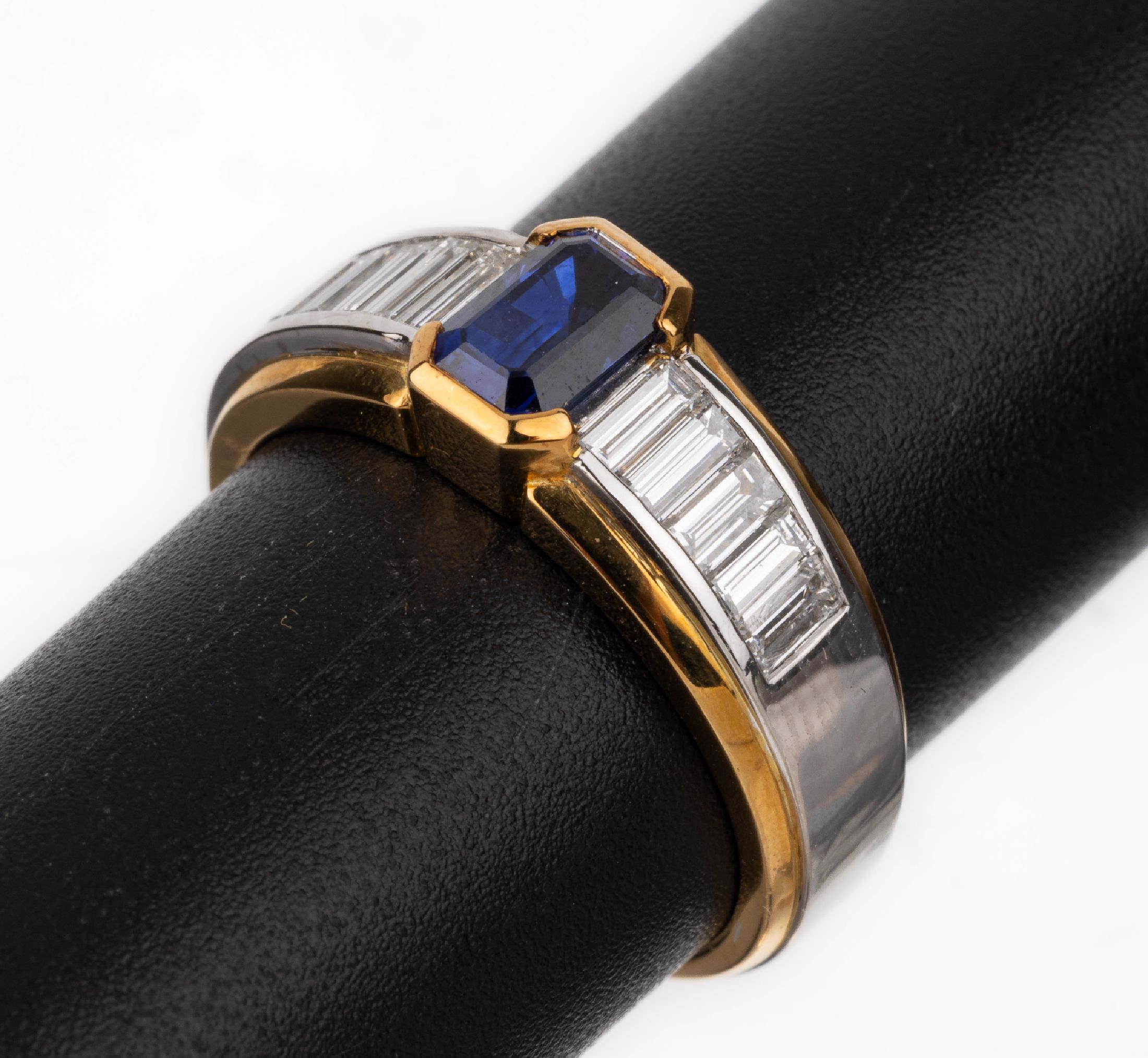 18 kt Gold Saphir-Diamant-Ring, GG/WG 750/000, Saphir im Emerald Cut von guter Farbeca. 1.01 ct, 10 Diamant-Baguettes in WG gefasst zus. ca. 0.80 ct ...