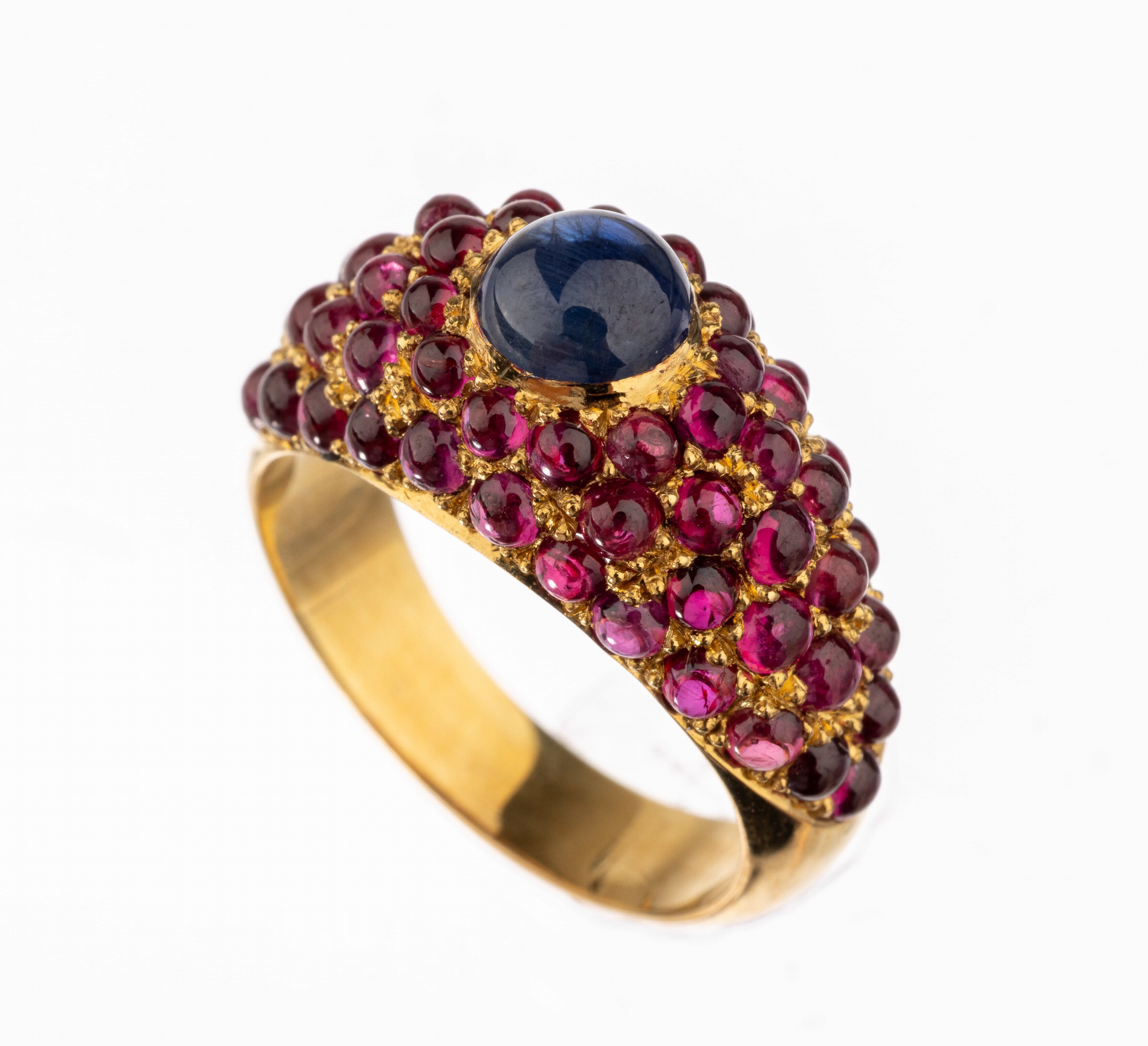 18 kt Gold Farbstein-Ring, GG 750/000, runder Saphir-Cabochon ca. 0.96 ct, 58 runde Rubin-Cabochons zus. ca. 3.70 ct, ausgefallenes Design, ca. 5.4 ...