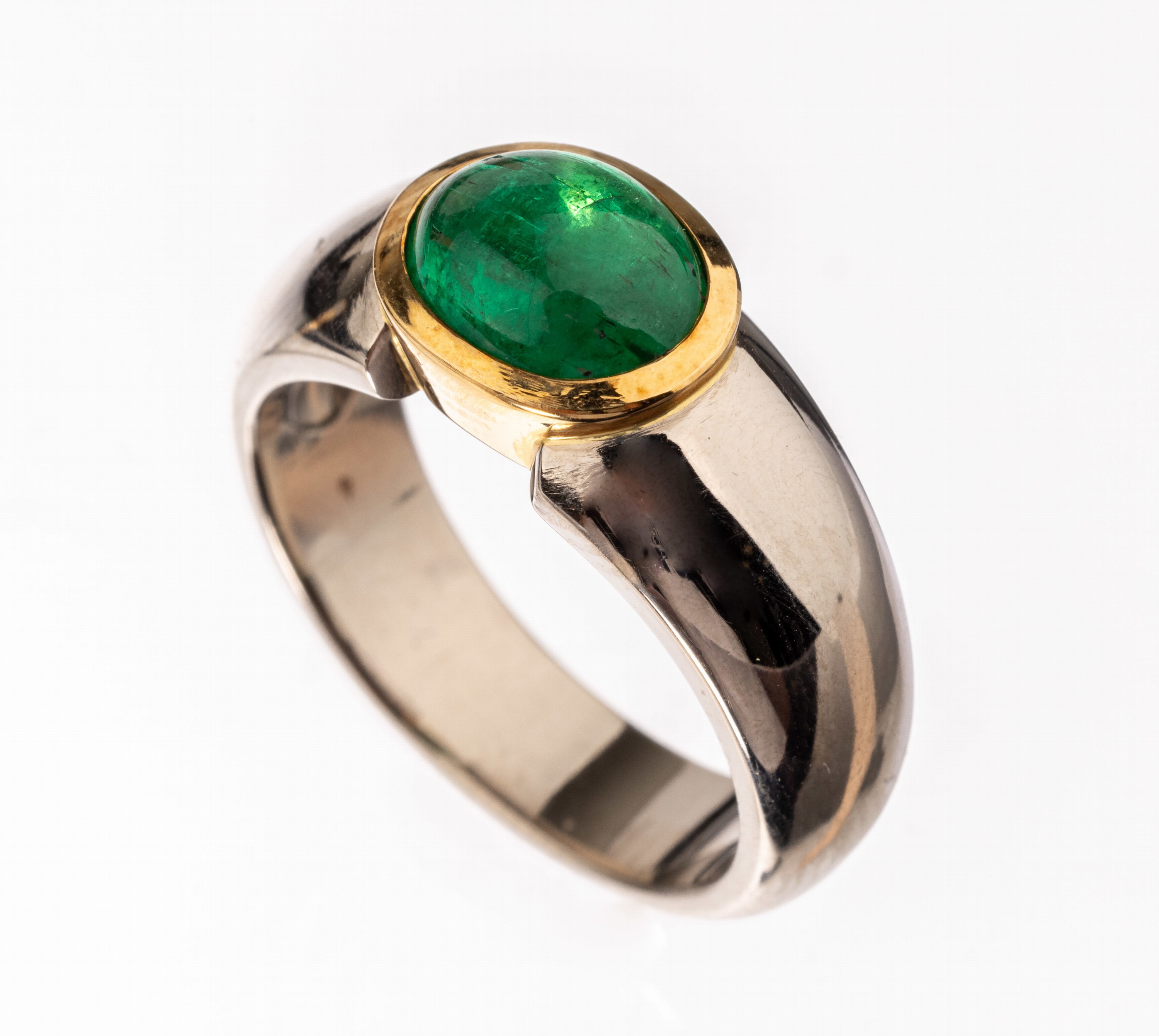 18 kt Gold Smaragd-Ring, WG/GG 750/000, ovaler Smaragd-Cabochon ca. 1.82 ct, ca. 12.0 g, RW 56, qualitätvolle Verarbeitung