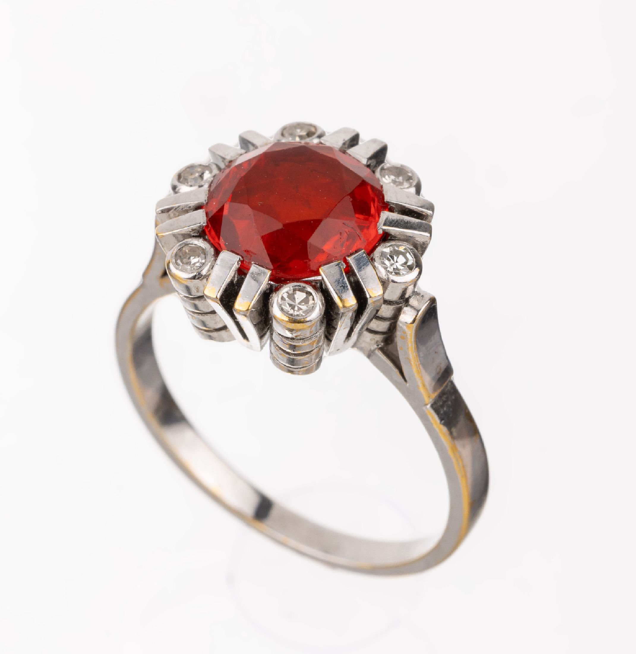 18 kt Gold Opal-Diamant-Ring, WG 750/000, rundfacett. Feueropal ca. 1.80 ct, 6 8/8- Diamanten zus. ca. 0.09 ct Weiß/si-p, ca. 5.5 g, RW 53.5