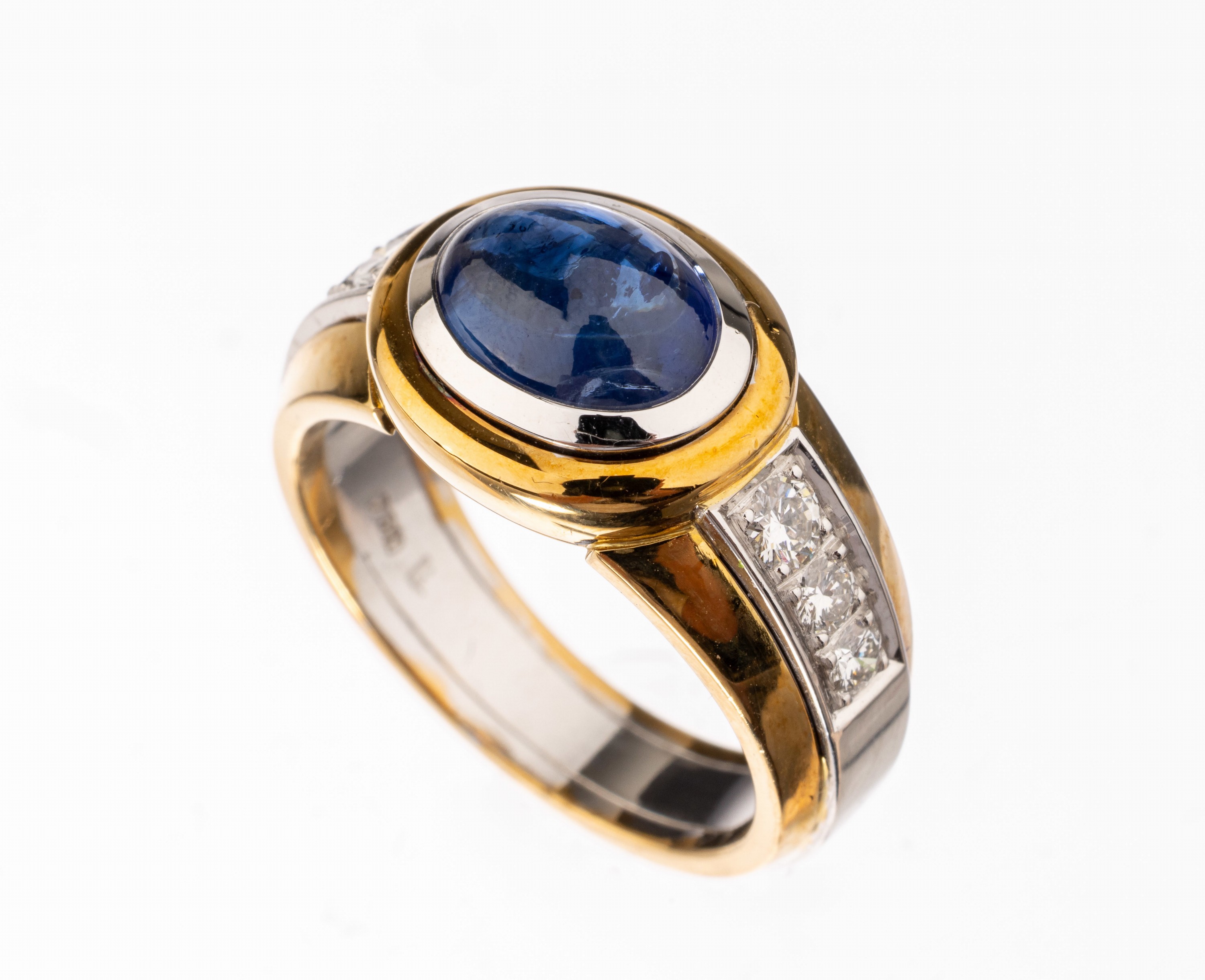 18 kt Gold Saphir-Brillant-Ring, GG/WG 750/000, ovaler Saphircabochon ca. 2.87 ct, 6 Brillanten zus. ca. 0.31 ct feines Weiß/vvs, ca. 11.4 g, ...
