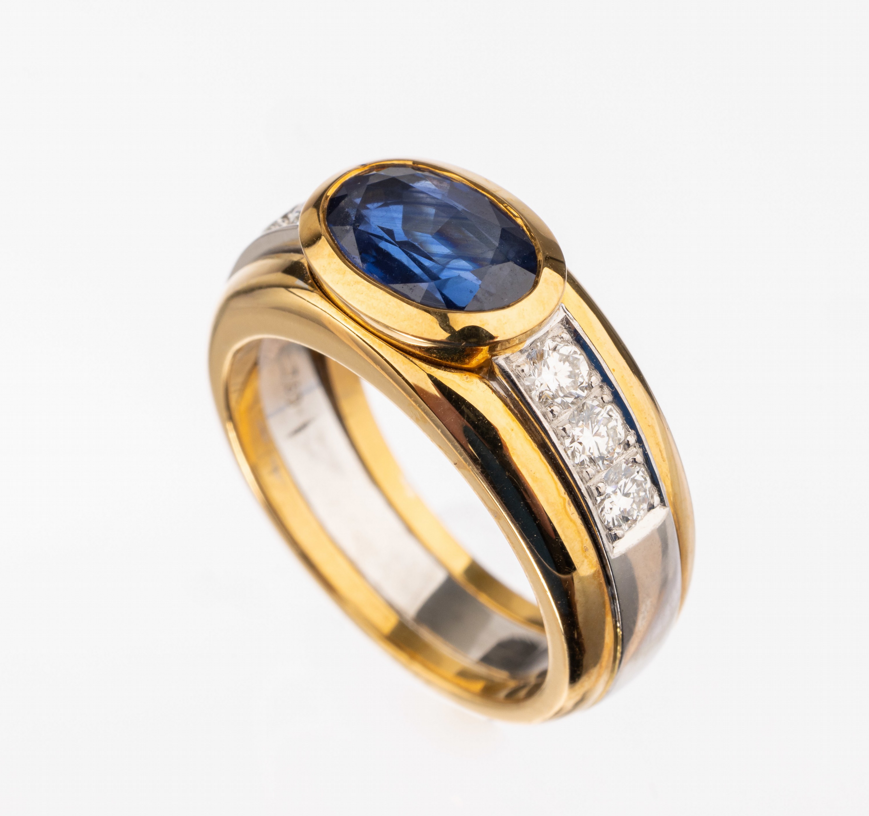 18 kt Gold Saphir-Diamant-Ring, GG/WG 750/000, ovalfacett. Saphir ca. 2.42 ct, 6 Brillanten zus. ca. 0.51 ct feines Weiß/vvs,ca. 12.8 g, RW 54