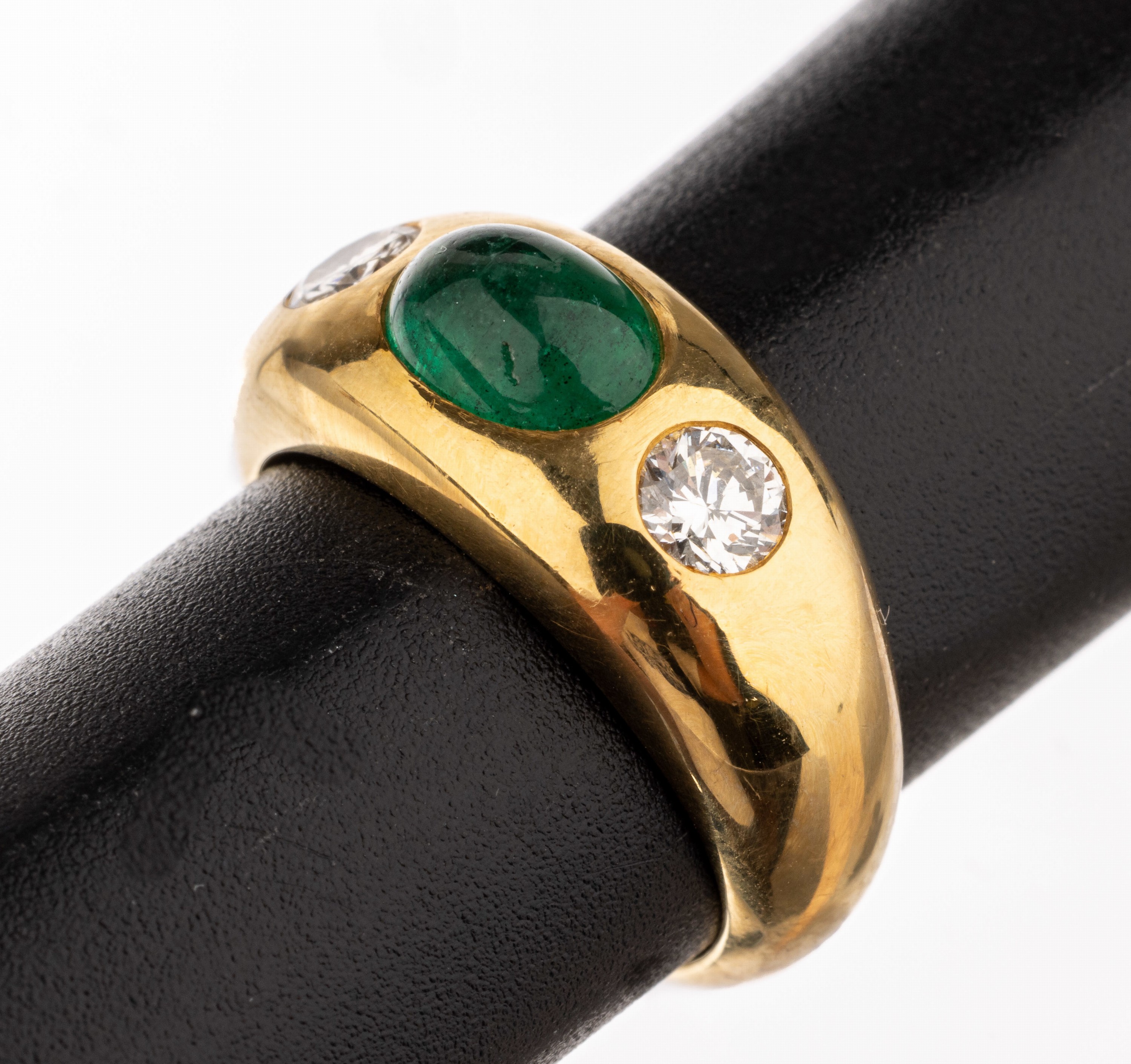 18 kt Gold Smaragd-Brillant-Ring, GG 750/000, ovaler Smaragd-Cabochon ca. 1.29 ct, 2 Brillanten zus. ca. 0.40 ct feines Weiß/vvs,massive ...