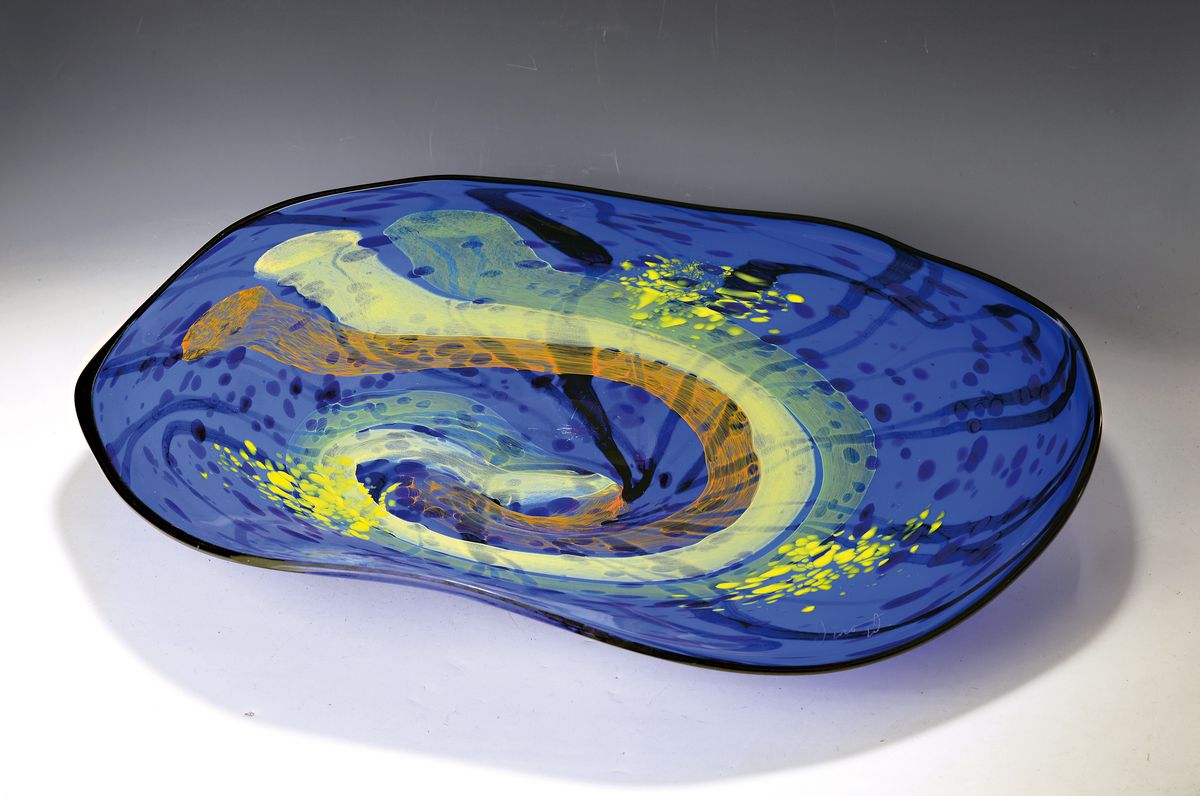 Sehr große Glasschale, Dino Martens (1894 -1970), Murano, Italien, blaues Schichtglas, malerisch eingebrachte Formen in Gelb- und Orangetönen, ...