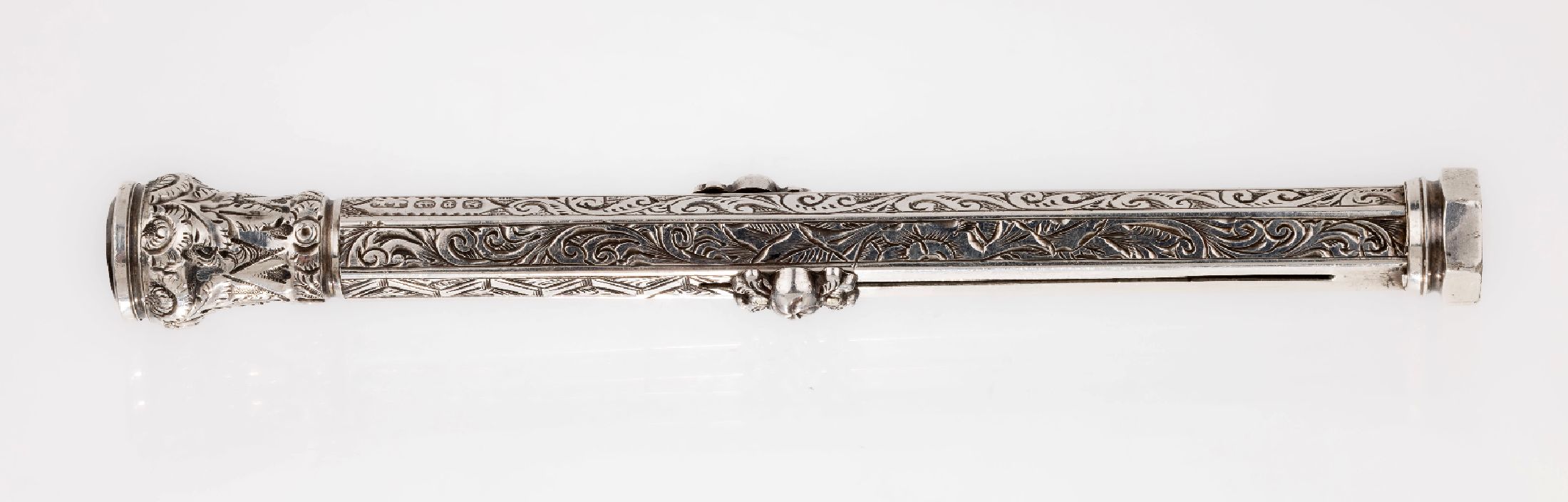 Außergewöhnliches Schreibgerät, 925er Silber, England Birmingham 1889, hexagonale Grundform, reiche Gravuren mit Rocaillen, Akanthusblatt und ...