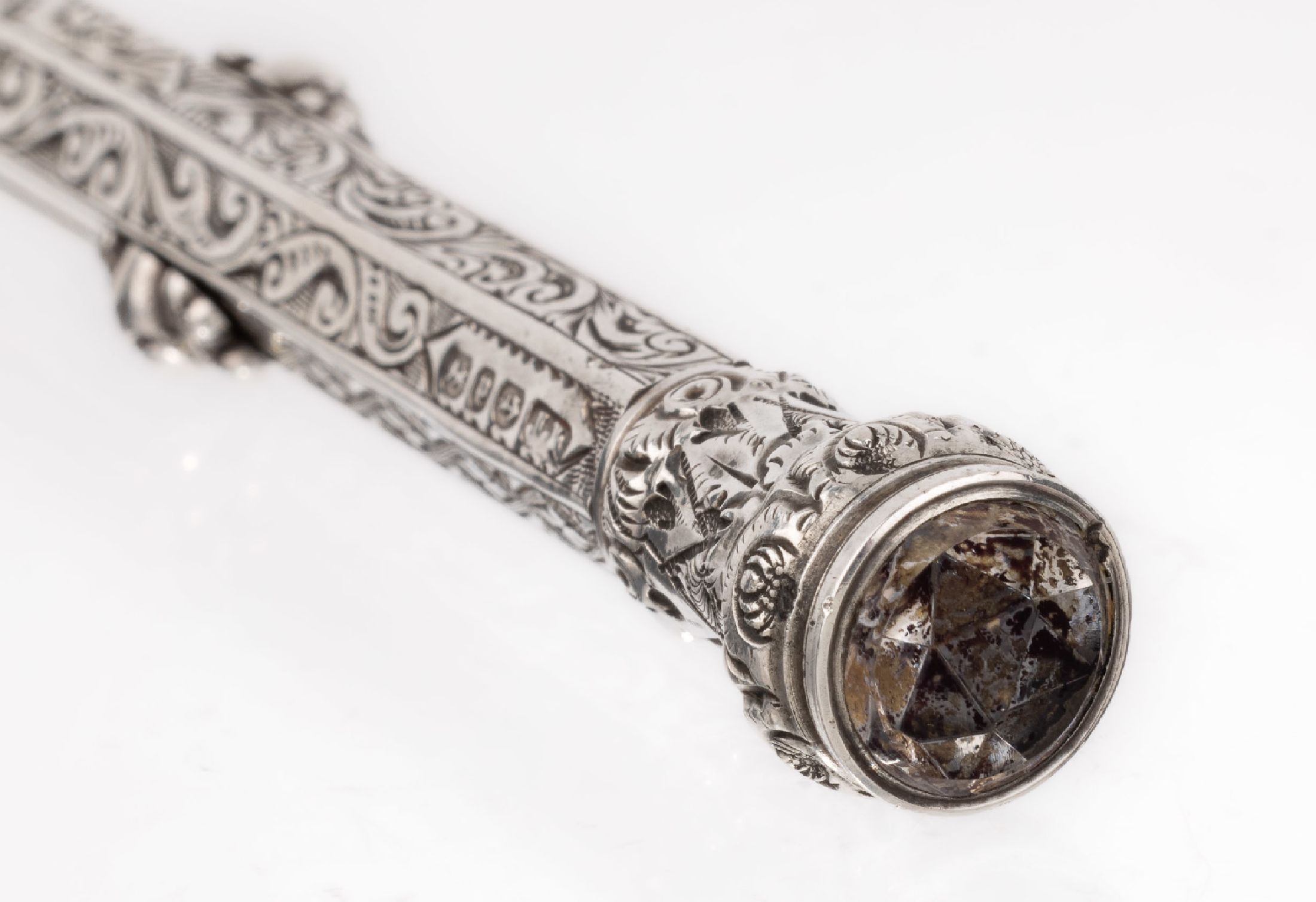 Detail a: Außergewöhnliches Schreibgerät, 925er Silber, England Birmingham 1889, hexagonale Grundform, reiche Gravuren mit Rocaillen, Akanthusblatt und ...