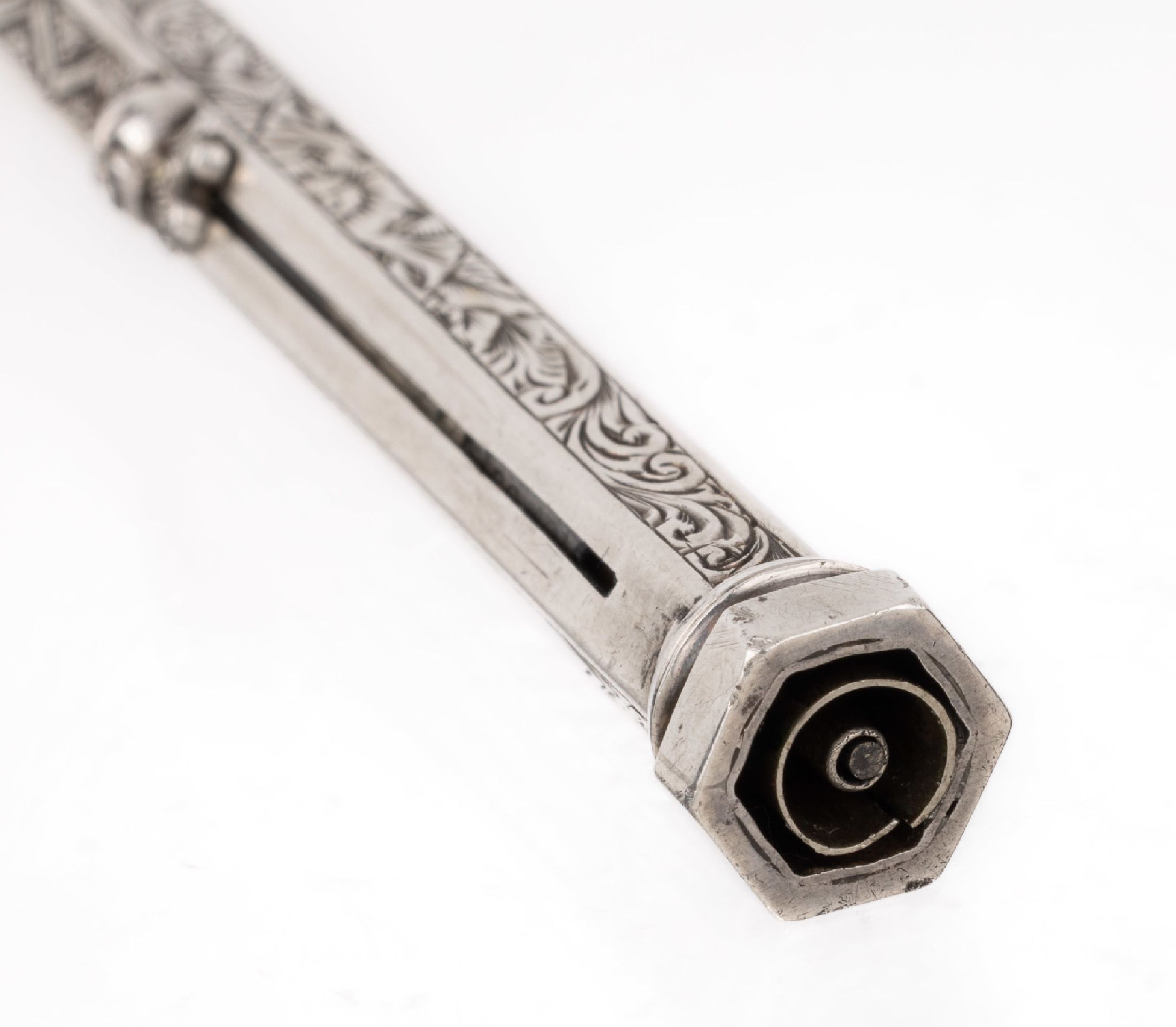 Detail b: Außergewöhnliches Schreibgerät, 925er Silber, England Birmingham 1889, hexagonale Grundform, reiche Gravuren mit Rocaillen, Akanthusblatt und ...