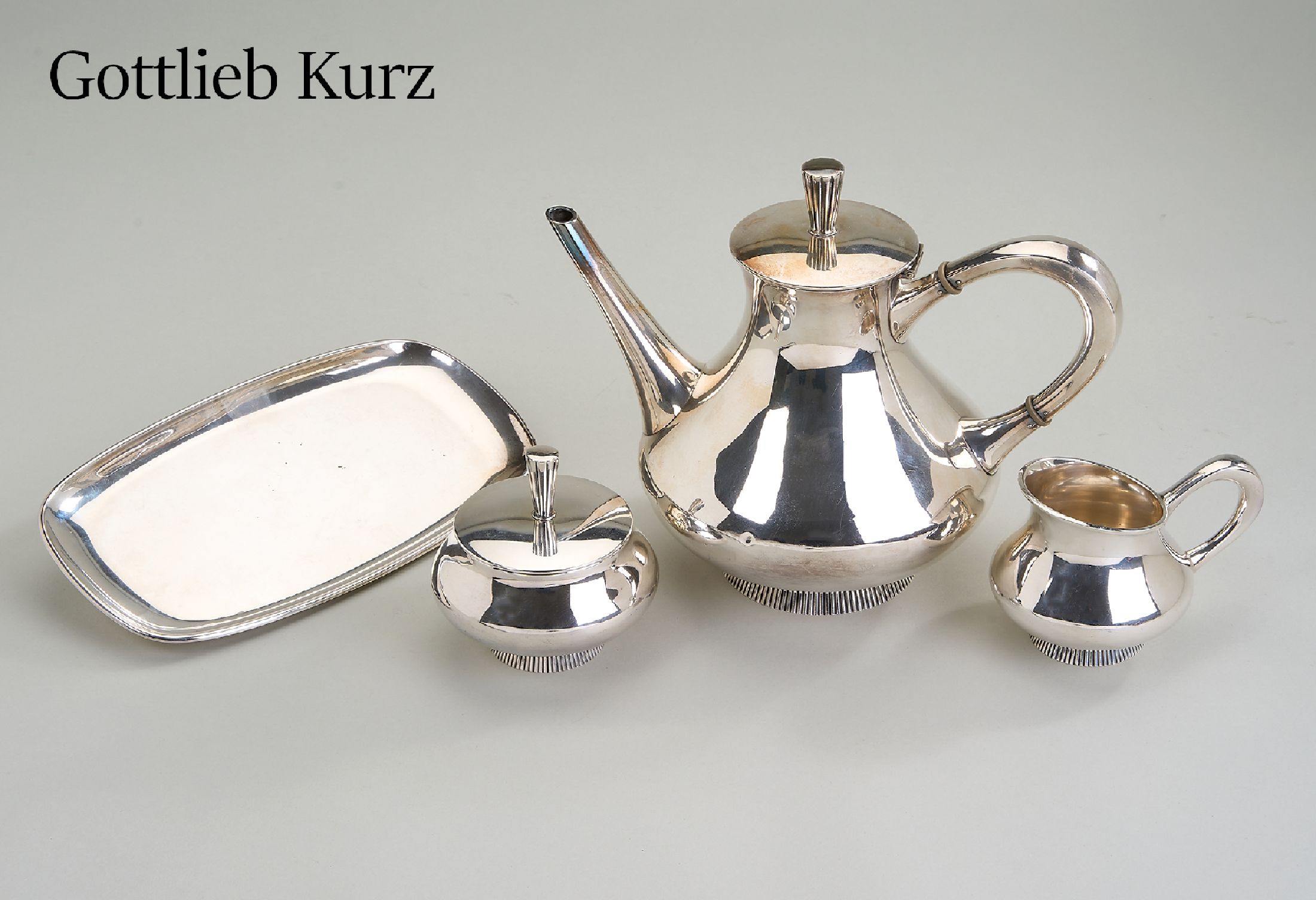 Teeservice, 925er Silber, deutsch 1950er Jahre, zeitloses Design, best. aus: 1 Teekanne, Korpus mit Dellen, 1 Sahnegießer, 1 Zuckergefäß mit ...