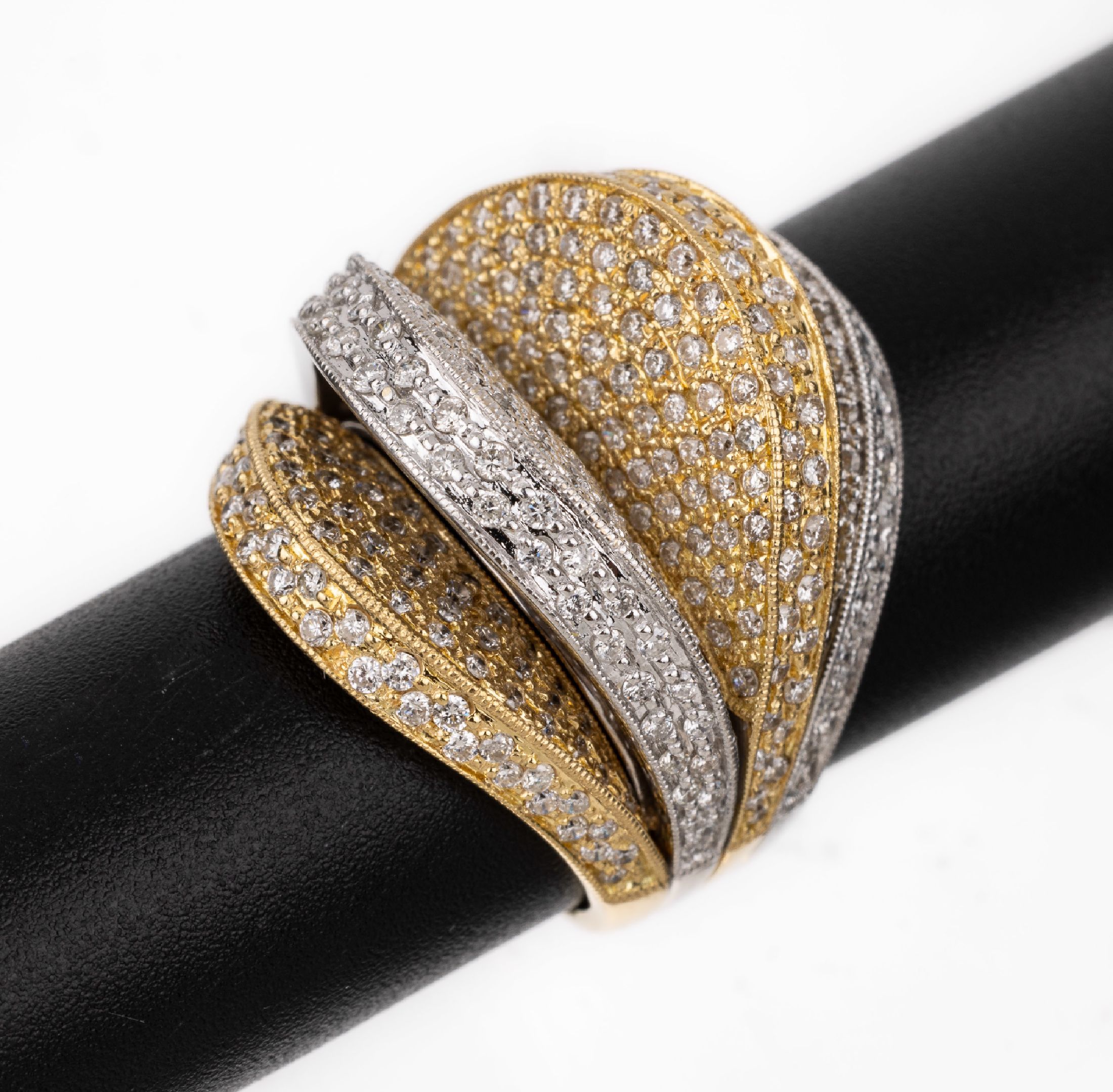 18 kt Gold Brillant Ring, GG/WG 750/000, 4-geteilt mit 4 fächerförmigen Elementen abwechselnd in GG und WG insges. bes. mit ca. 344 Brillanten ...