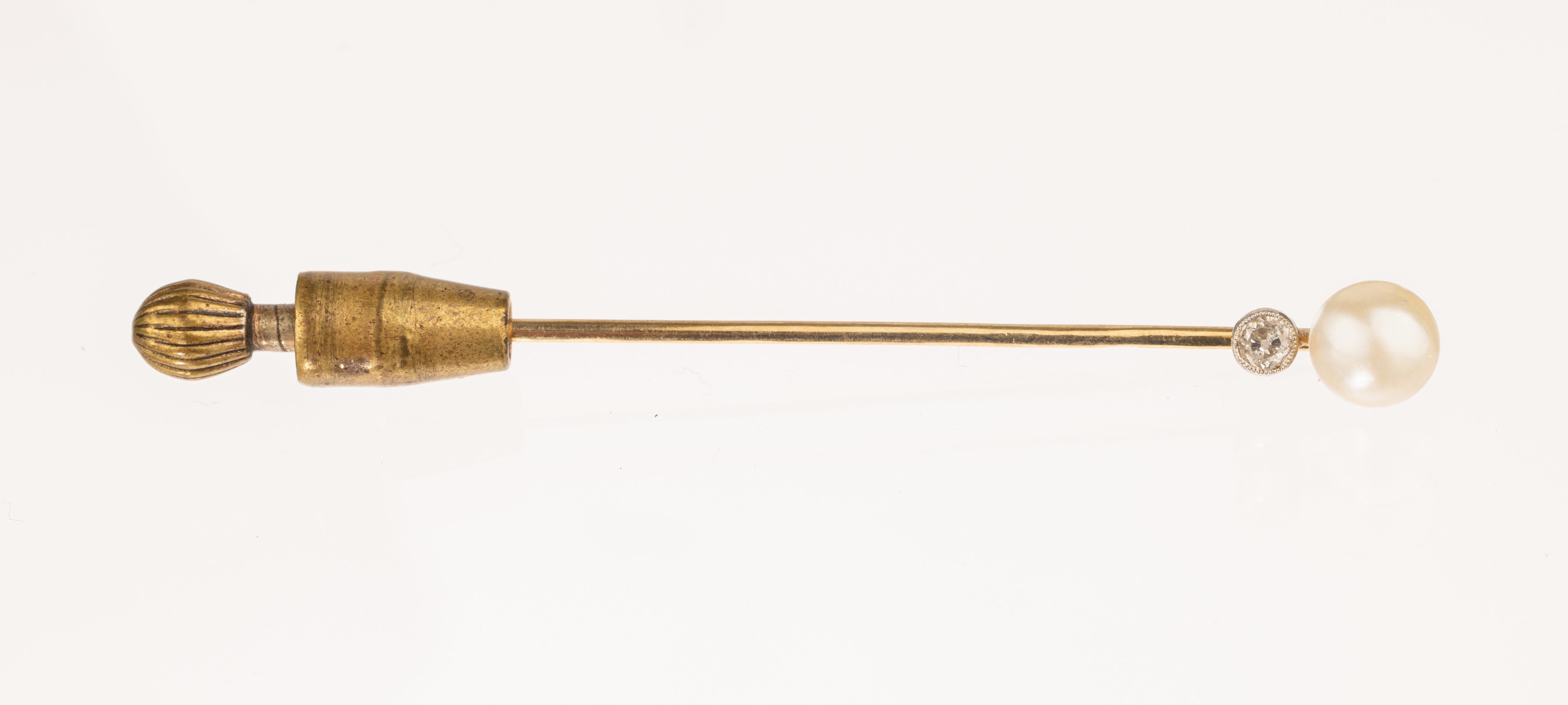 14 kt Gold Diamant-Perl-Anstecknadel, GG 585/000, um 1920, 1 Altschliffdiamant ca. 0.10ct Weiß/p, 1 Zuchtperle, D. ca. 6 mm, L. ca. 6cm