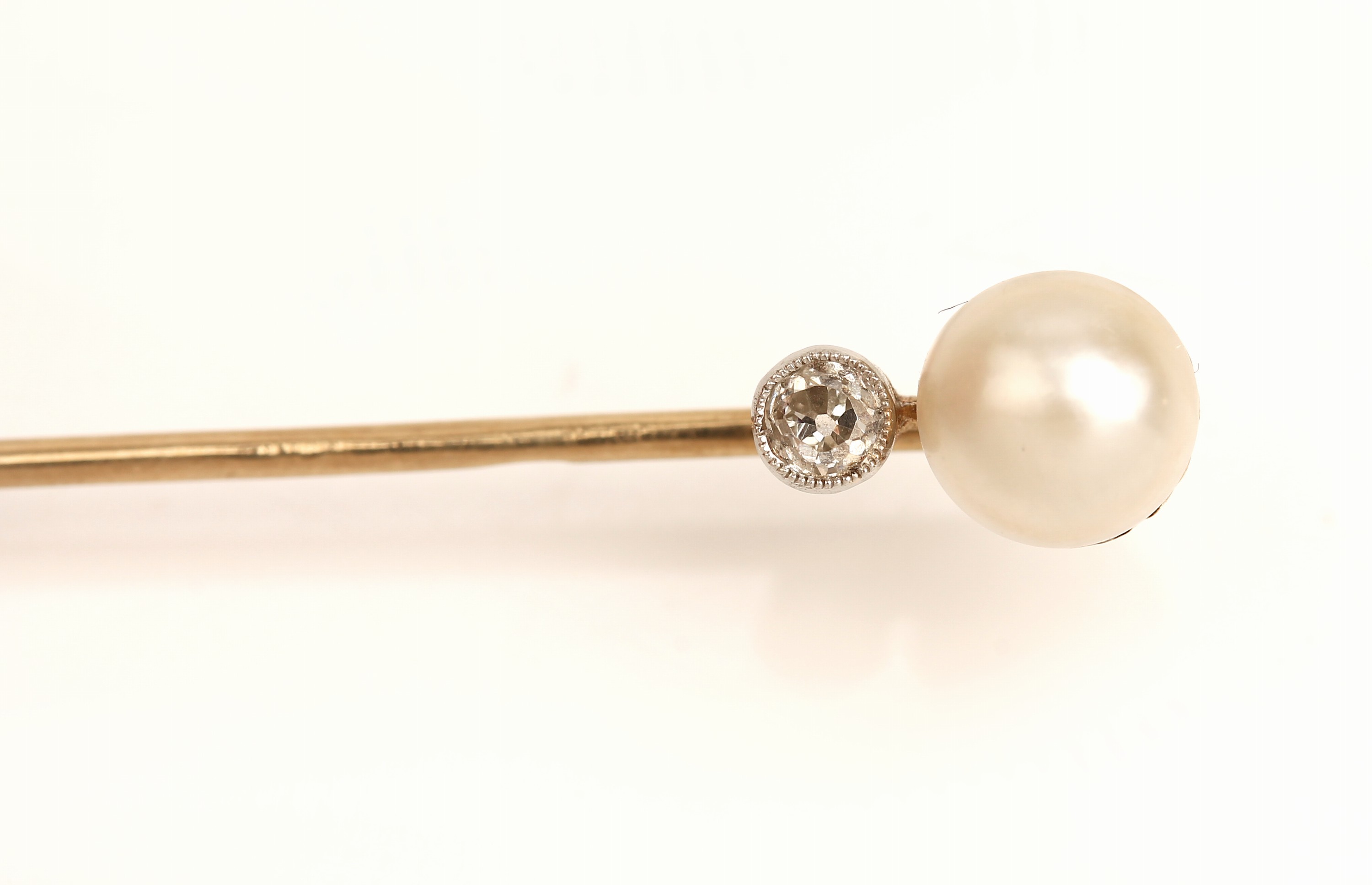 Detail a: 14 kt Gold Diamant-Perl-Anstecknadel, GG 585/000, um 1920, 1 Altschliffdiamant ca. 0.10ct Weiß/p, 1 Zuchtperle, D. ca. 6 mm, L. ca. 6cm