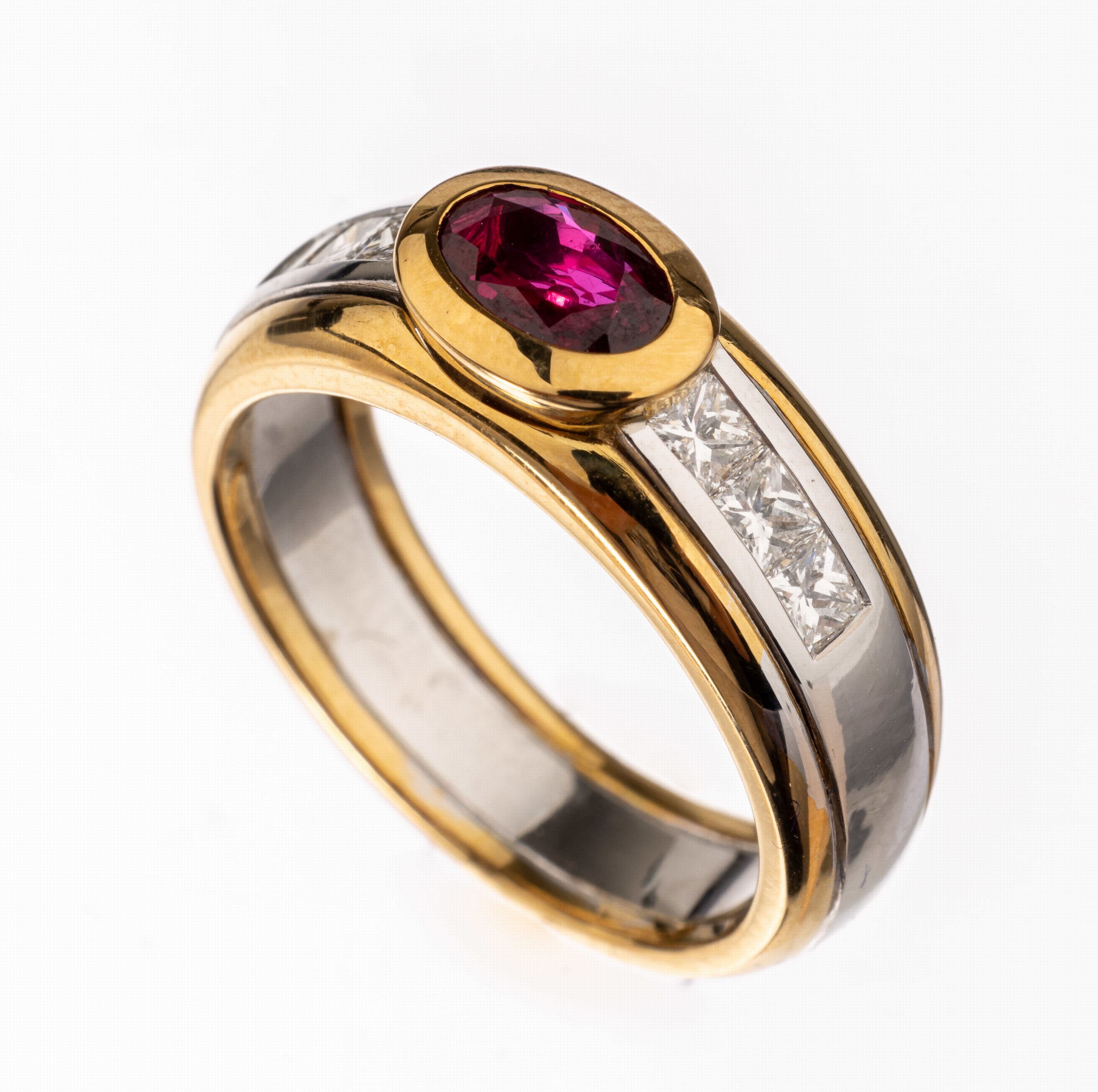 18 kt Gold Rubin-Diamant-Ring, WG/GG 750/000, mittig ovalfacett. Rubin von sehr schöner Farbe ca. 0.82 ct, 6 Princesscut Diamanten zus. ca. 0.51 ct ...