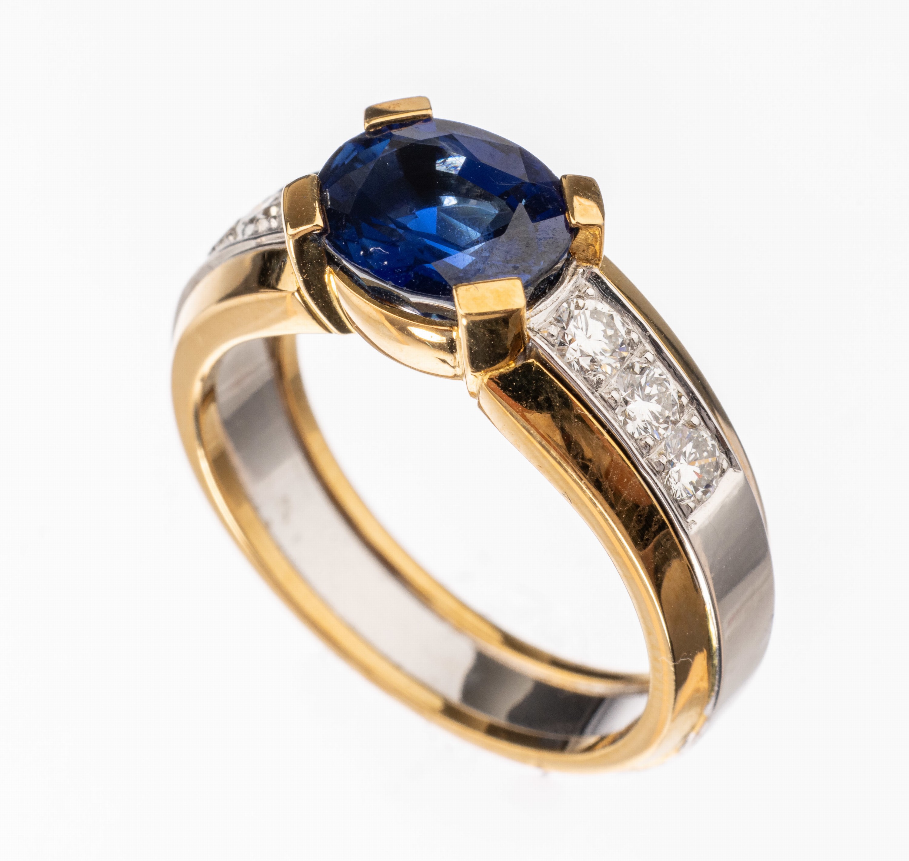 18 kt Gold Saphir-Diamant-Ring, GG/WG 750/000, mittig ovalfacett. Saphir von sehr schöner Farbe ca. 2.62 ct, 6 Princesscut Diamanten zus. ca. 0.39 ...