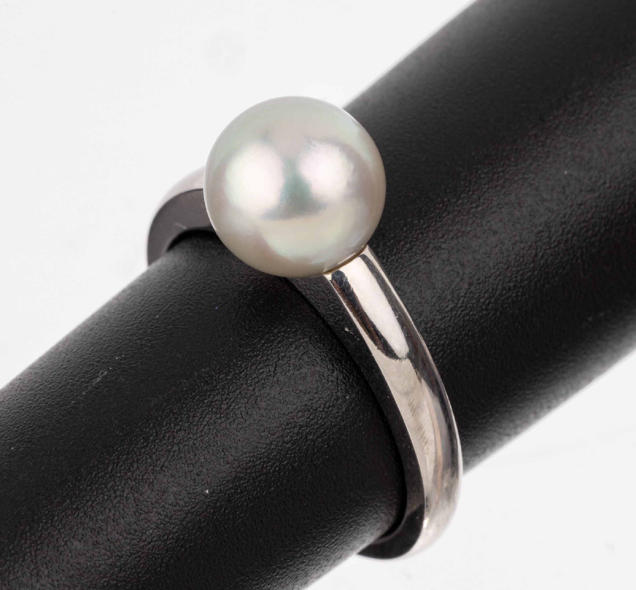 18 kt Gold Zuchtperl-Ring, WG 750/000, schlicht, silbergraue Akoyazuchtperle, D. ca. 8.6 mm, RW 56, ca. 6.3 g