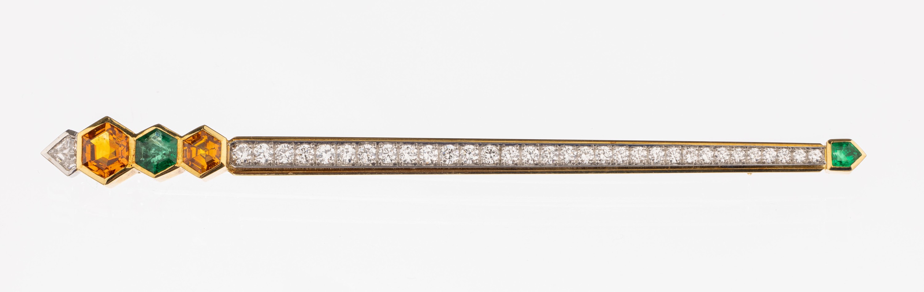 18 kt Gold Diamant-Farbstein-Brosche, GG/WG750/000, 2 facett. Smaragde von schöner Farbe zus. ca. 0.62 ct, 2 facett. gelbe Saphire zus.ca. 2.86 ct, ...