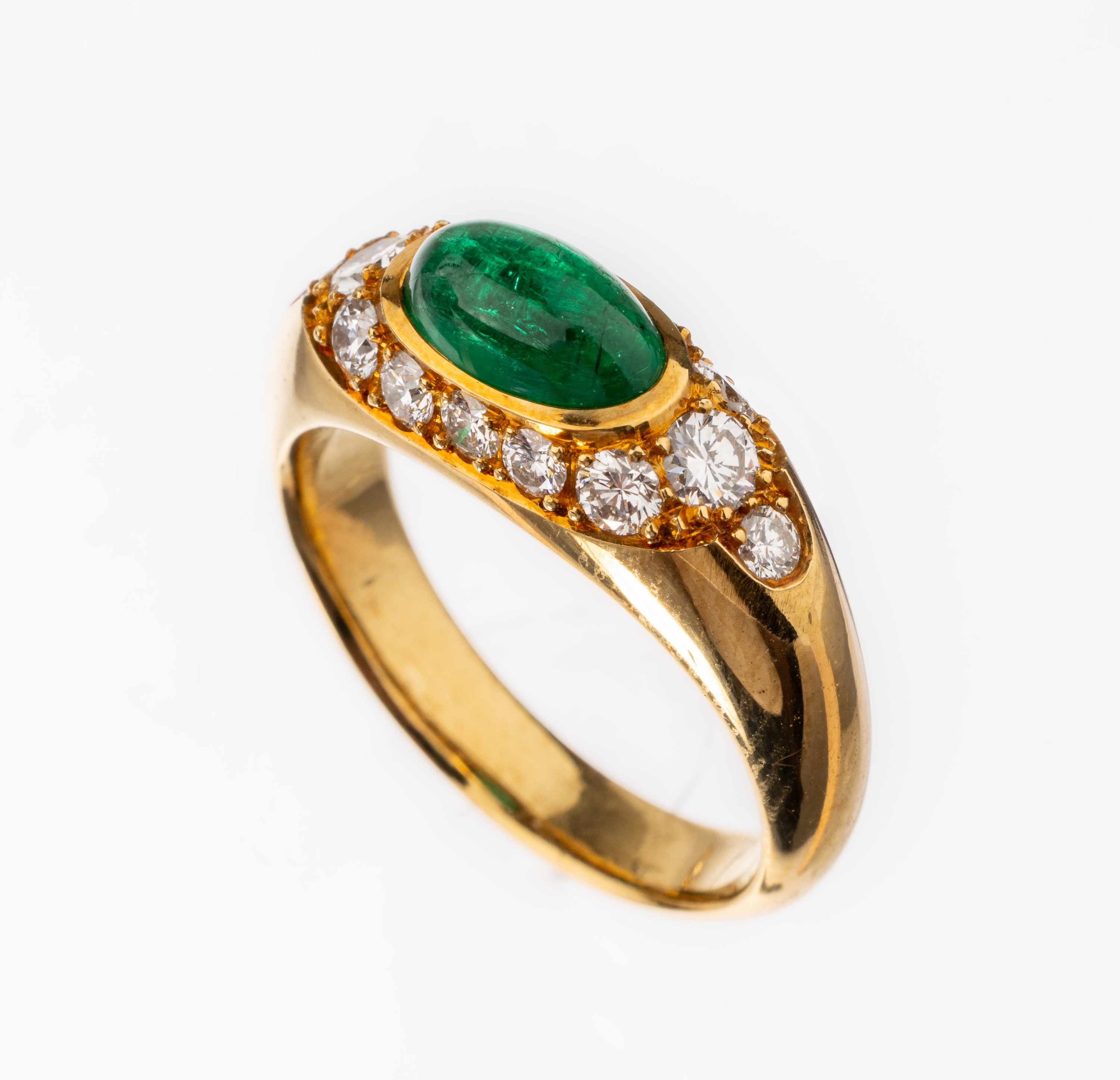 18 kt Gold Smaragd-Brillant-Ring, GG 750/000, mittig ovaler Smaragd-Cabochon von sehr schöner Farbe ca. 1.39 ct, 14 Brillanten zus. ca. 0.78 ct ...