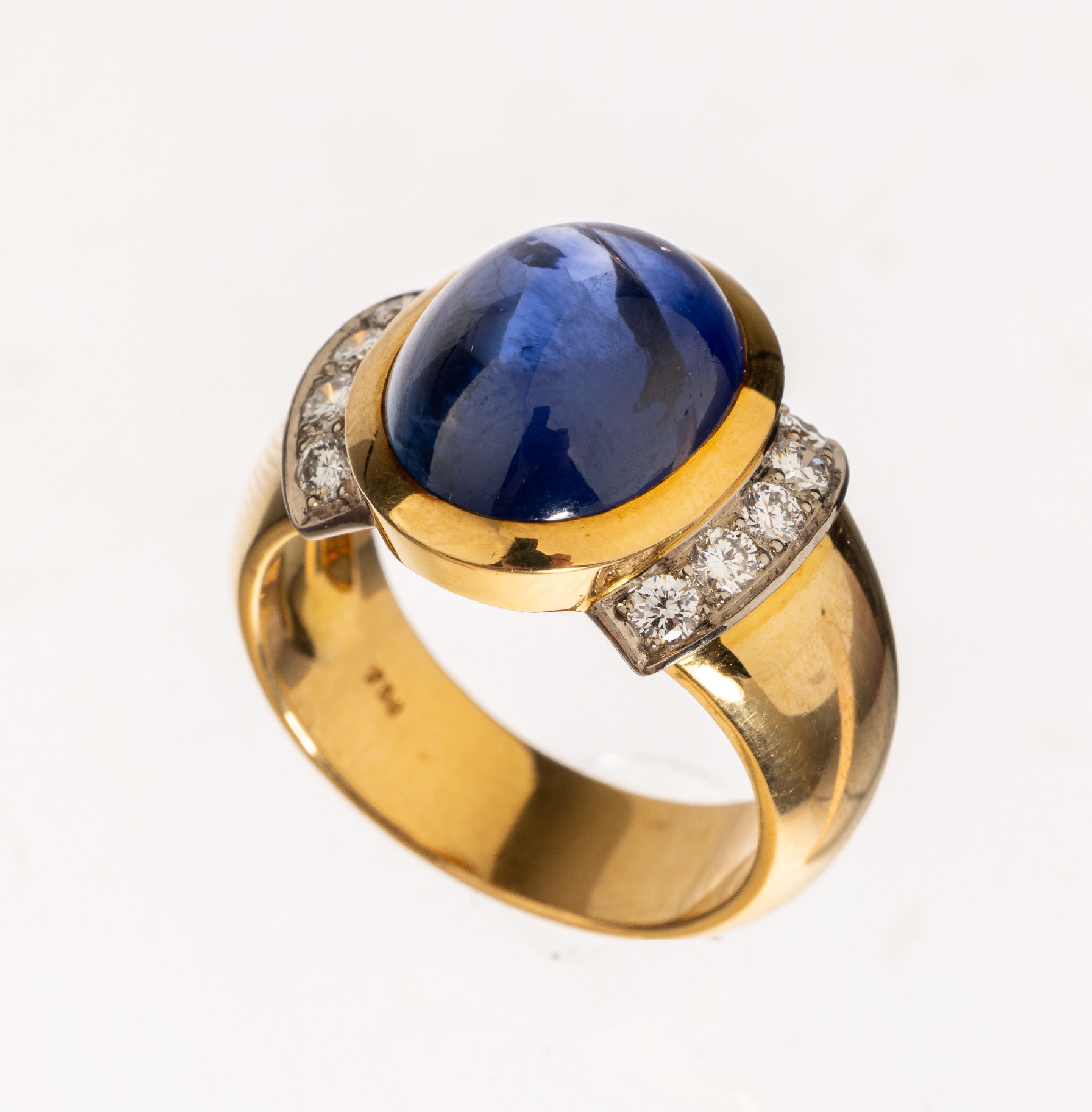 18 kt Gold Saphir-Brillant-Ring, GG 750/000, mittig ovaler Saphircabochon sehr schöner Farbe ca. 9.72 ct, 10 Brillanten zus. ca. 0.40 ct Weiß/si, ...